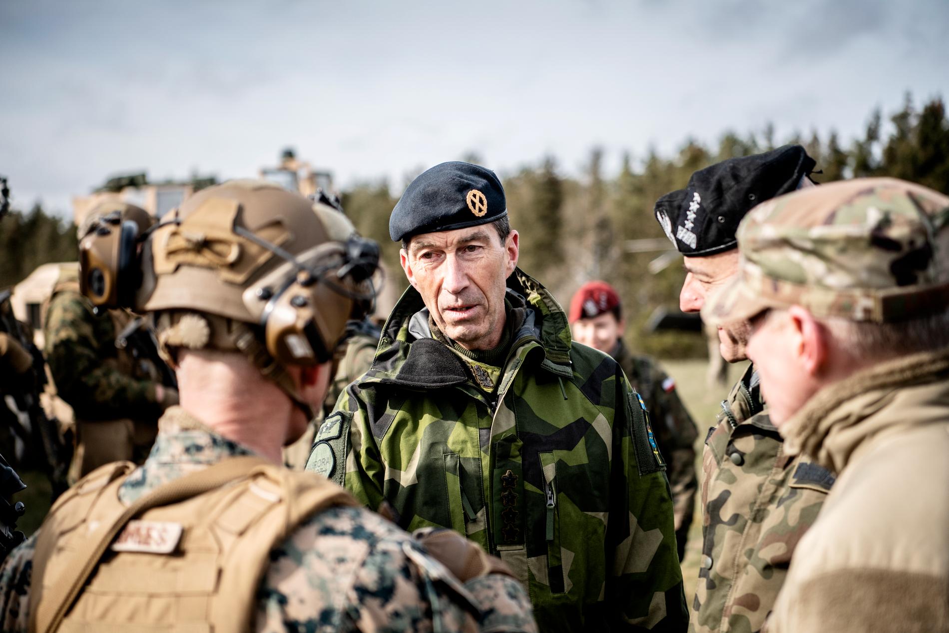 Överbefälhavare Micael Bydén följde övningen Aurora på Rinkaby skjutfält i Skåne under lördagen.