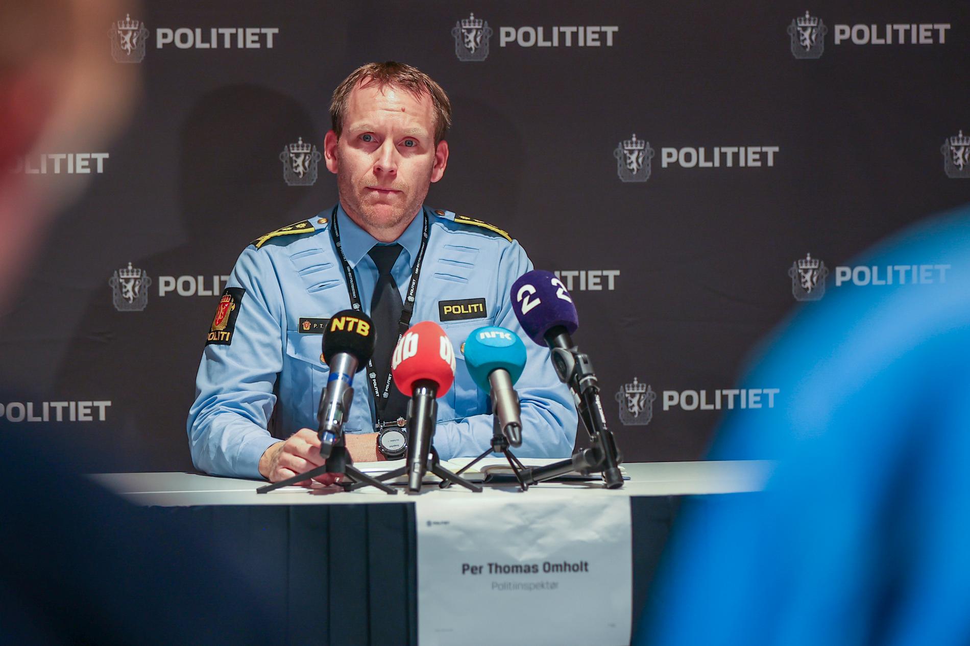 Polisinspektör Per Thomas Omholt vid torsdagens presskonferens om morden i Kongsberg.