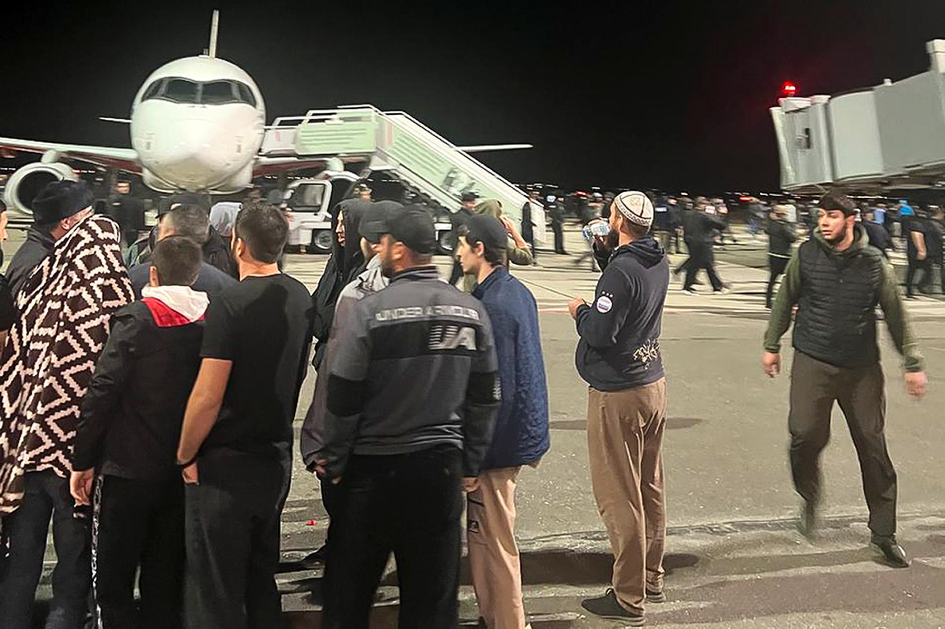 Landningsbanan på ryska Machatjkalas flygplats intogs av antisemitiska demonstranter.