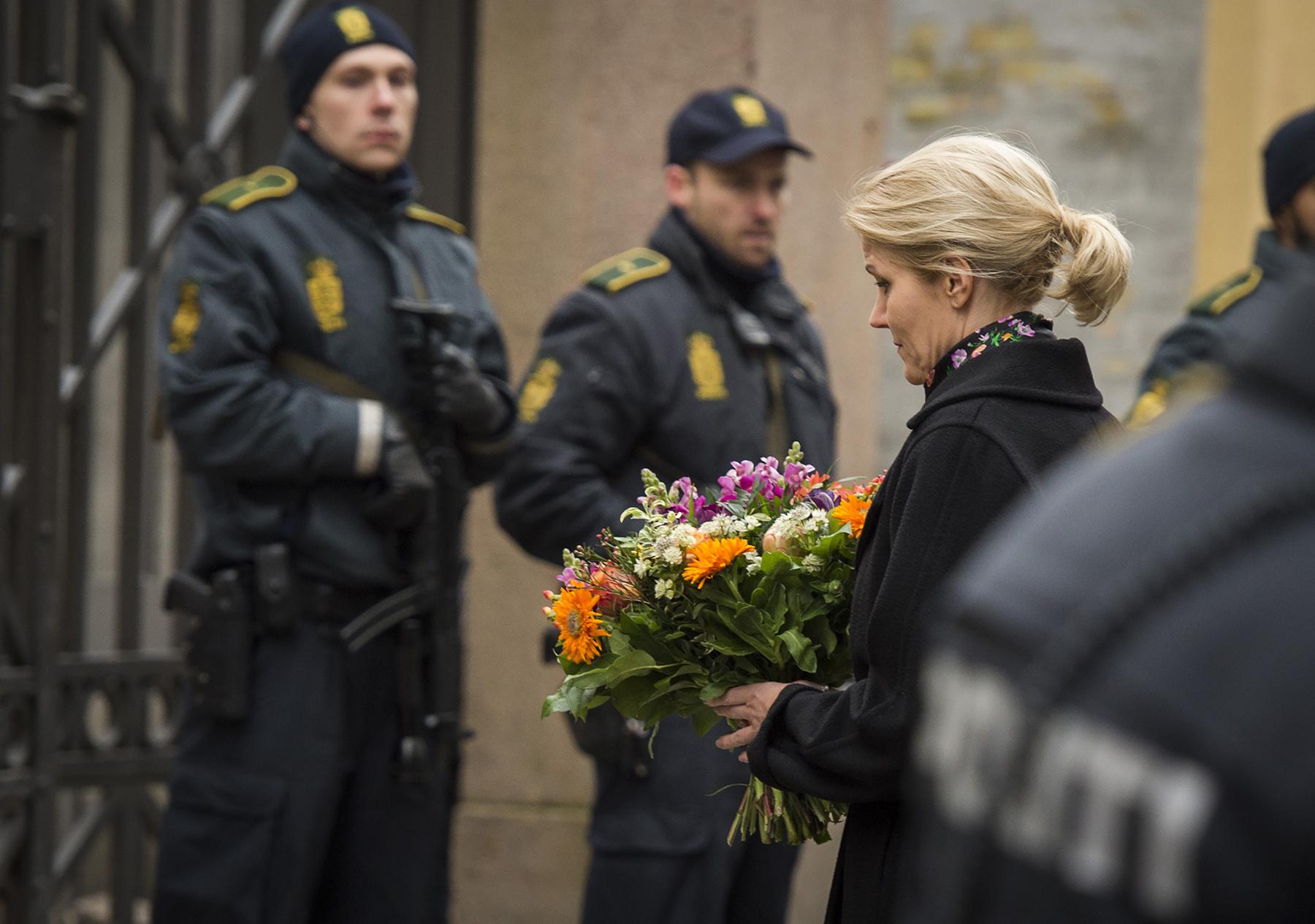 Danmarks statsminister Helle Thorning-Schmidt med blommor utanför synagogan vid Krystalgade där en person sköts ihjäl.