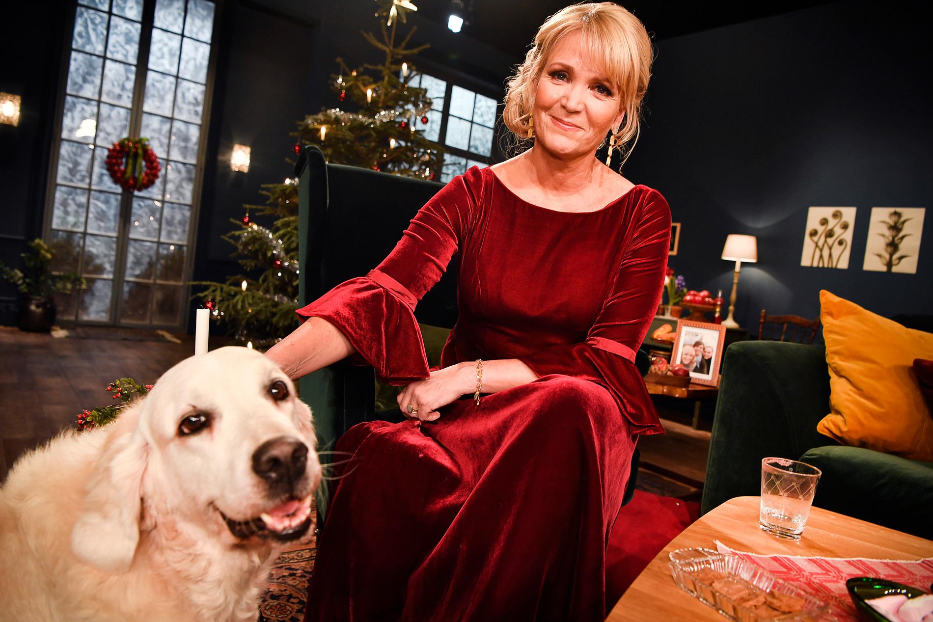 Kattis Ahlström pustar ut med hunden Nellie vid 23-tiden på julaftonskvällen.