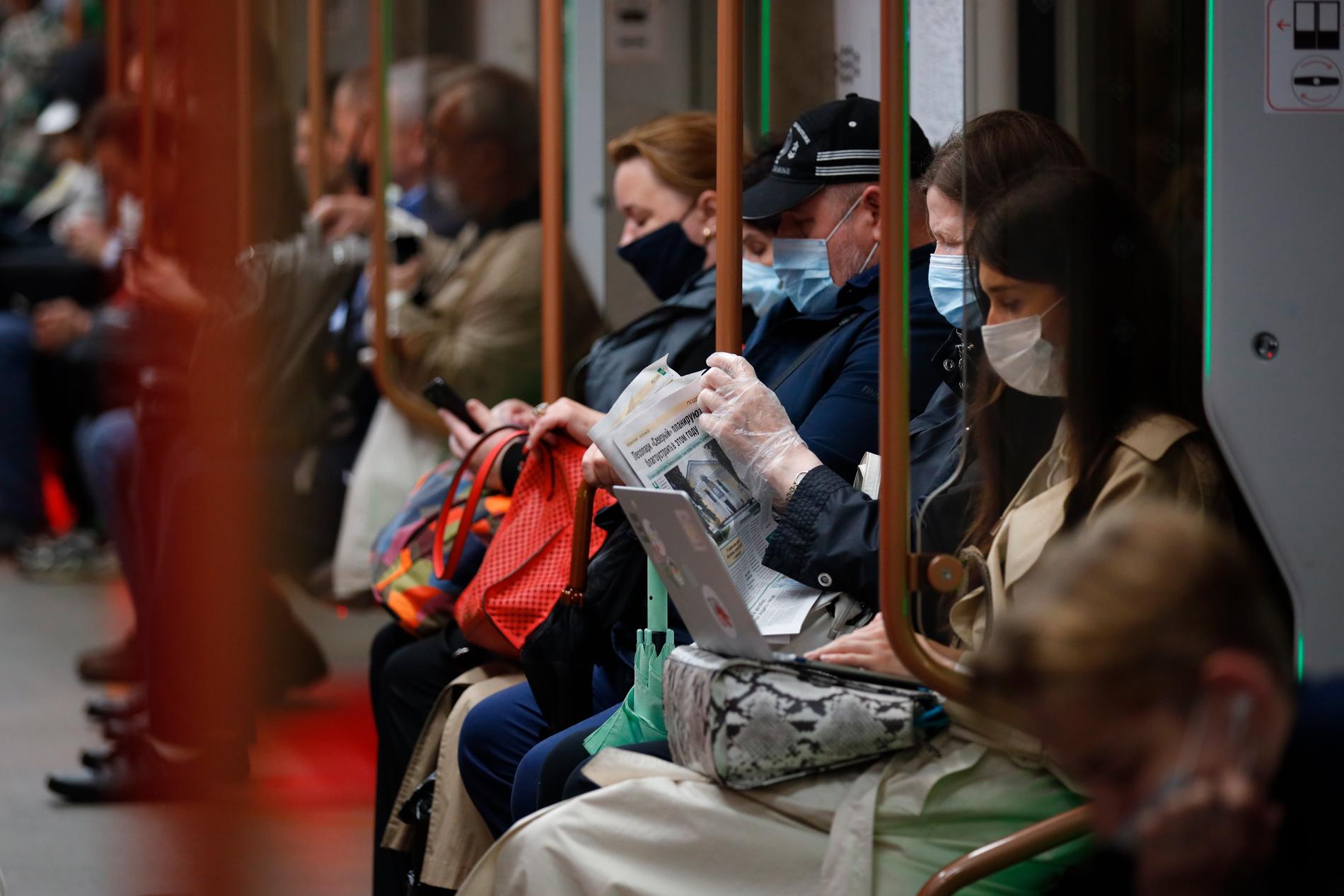 Moskvabor på tunnelbanan försedda med munskydd – smittspridningen av covid-19 ökar kraftigt i den ryska huvudstaden. Arkivbild.