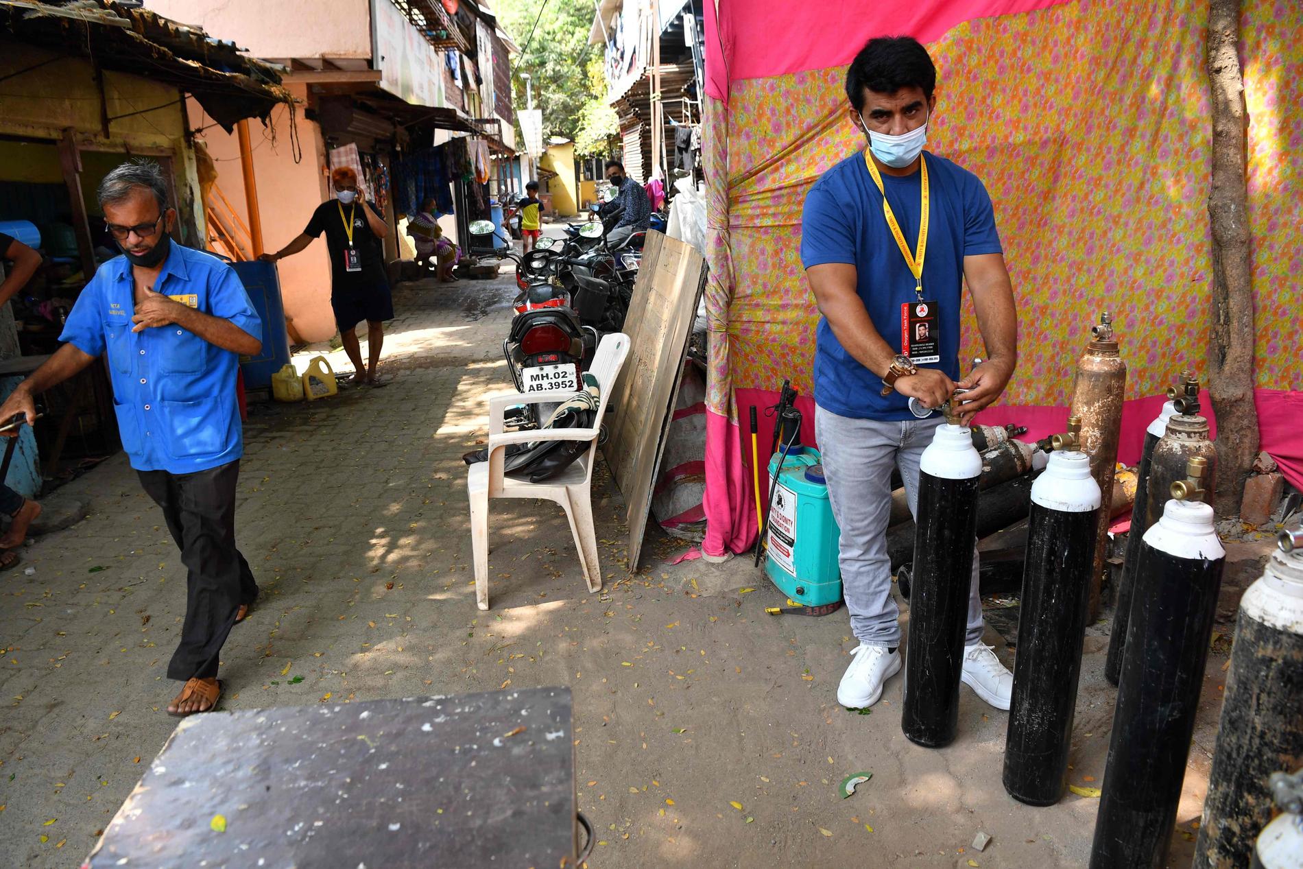 Shanawaz Shaikh, numera även kallad för "syrgasmannen" av sina vänner, erbjuder gratis syrgas i den indiska storstaden Bombay (Mumbai).
