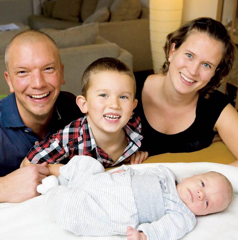 Äntligen har Niclas och Emilia fått den familj de alltid drömt om. Efter svårigheter att få ett syskon till Markus valde paret att testa provrörsbefruktning, IVF. Nio månader senare föddes lille Max.