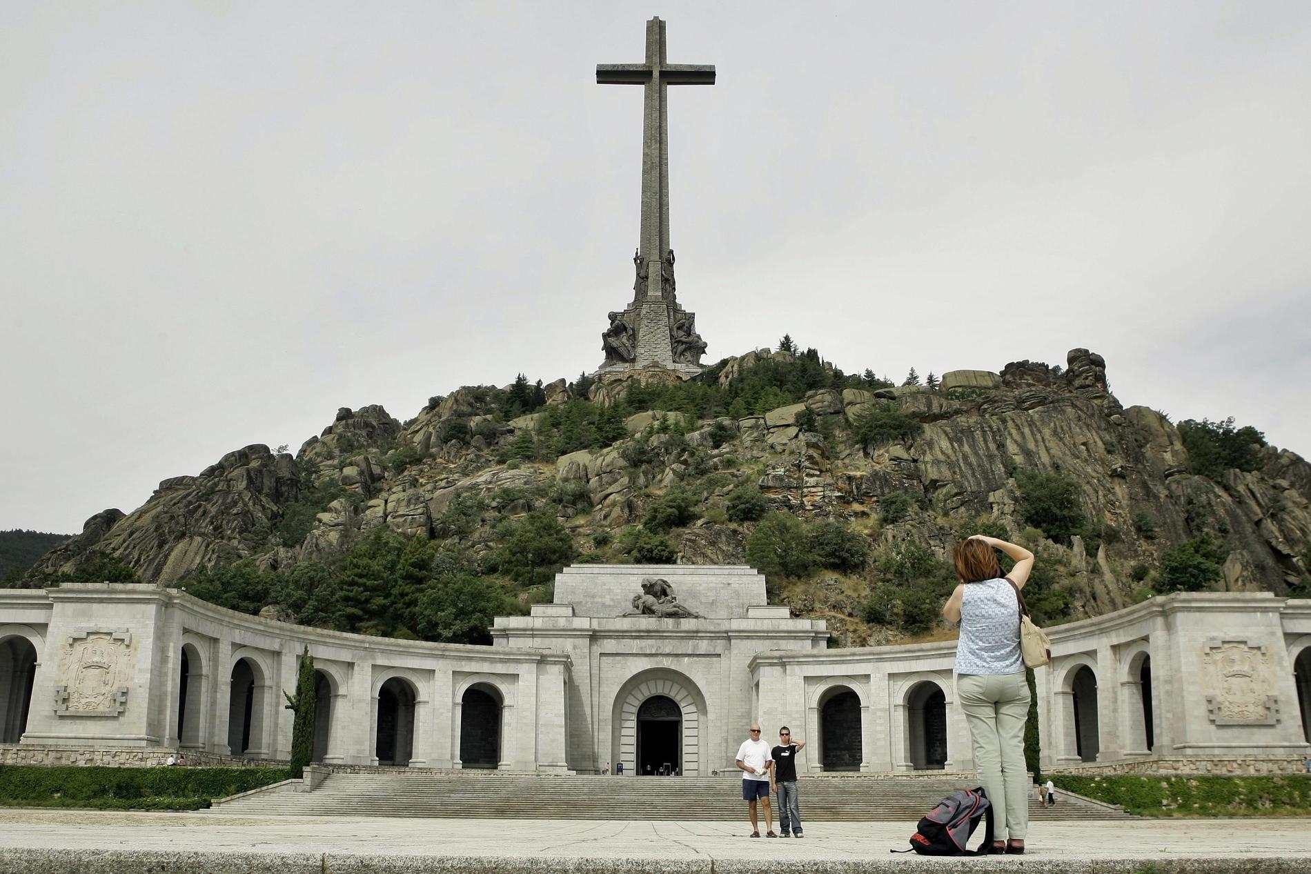 Det gigantiska mausoleet Valle de los Caídos (De fallnas dal) där den spanska diktatorn Franco vilat sedan sin död 1975. Platsen lockar turister såväl som anhängare till Franco. Arkivbild.