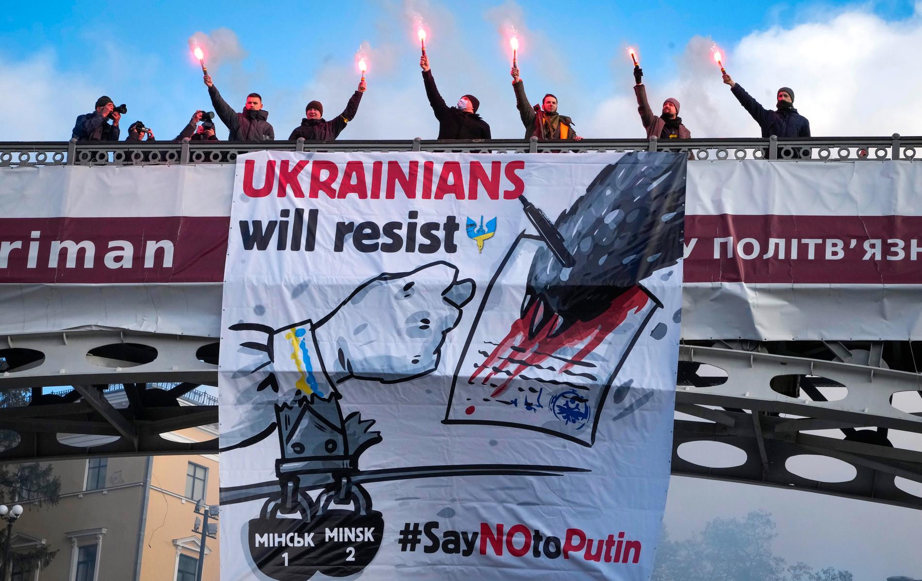 Under lördagen demonstrerar tusentals ukrainare i centrala Kiev mot den potentiella eskaleringen av spänningen mellan Ryssland och Ukraina. Spänningarna kring en eventuell förestående invasion av Ukraina eskalerade kraftigt i slutet av veckan.