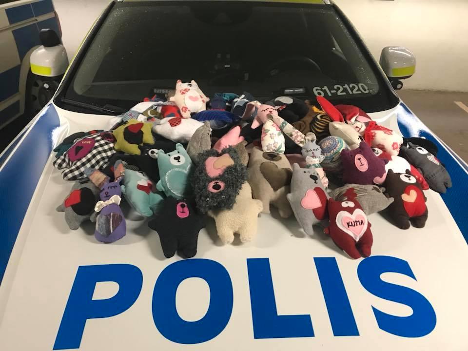 Alla polisbilar i Karlskrona förses med nallar. 