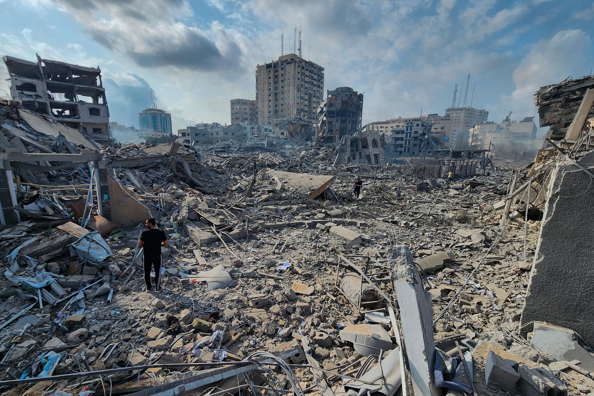 Spillrorna av byggnader i Gaza under tisdagen. 