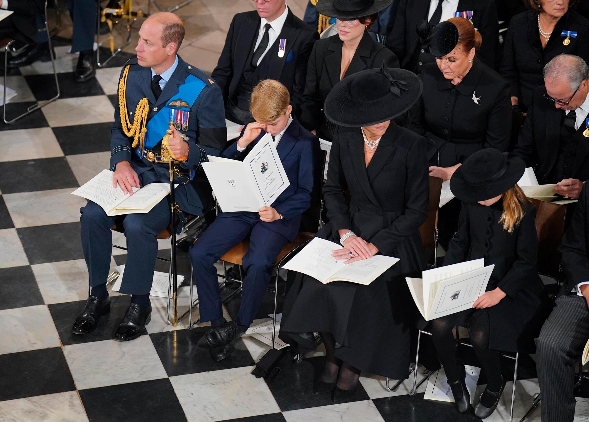 Prins William, prins George, prinsessan Kate och prinsessan Charlotte i kyrkan. 