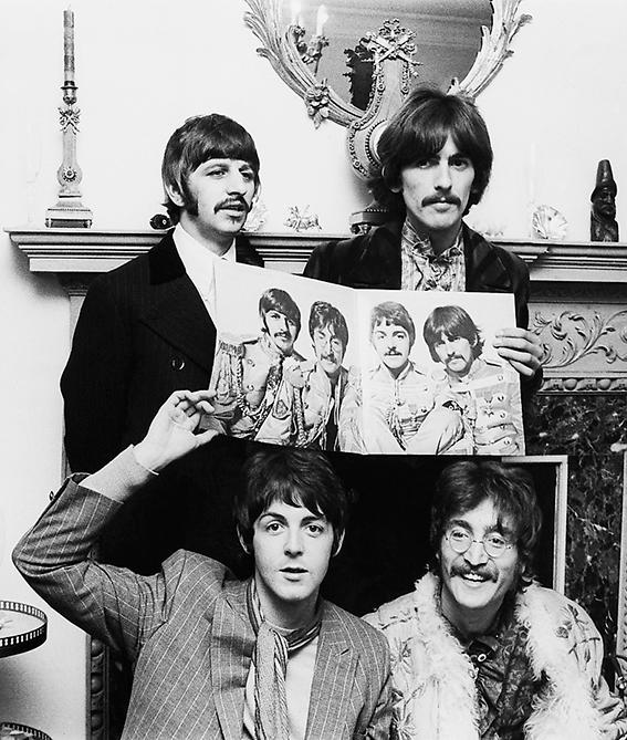 Beatles på lanseringspartyt för Sgt Pepper i maj 1967: Ringo Starr, George Harrison, Paul McCartney och John Lennon.