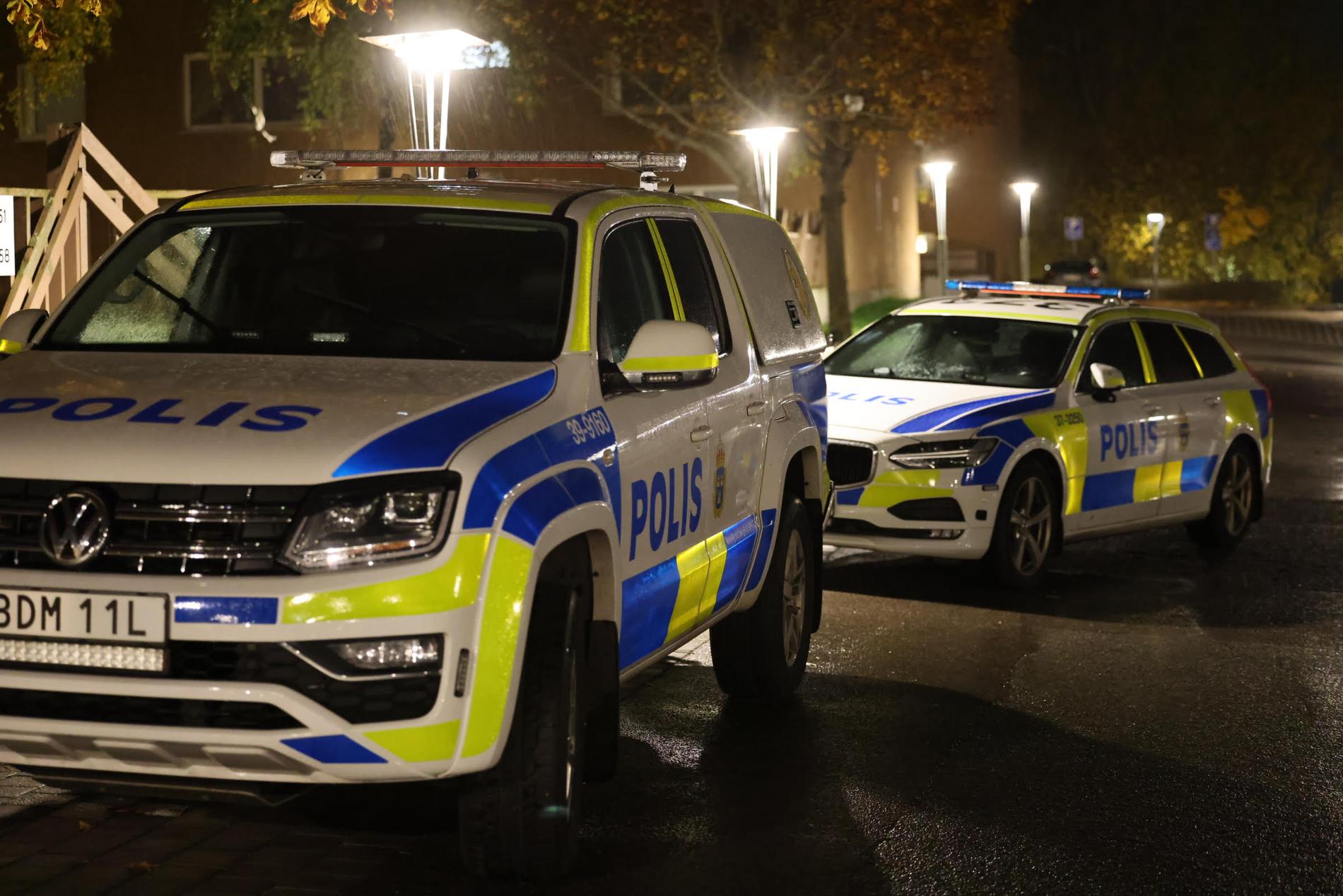 En stor polisinsats drogs igång i Hovsjö efter att en person hittats skjuten.