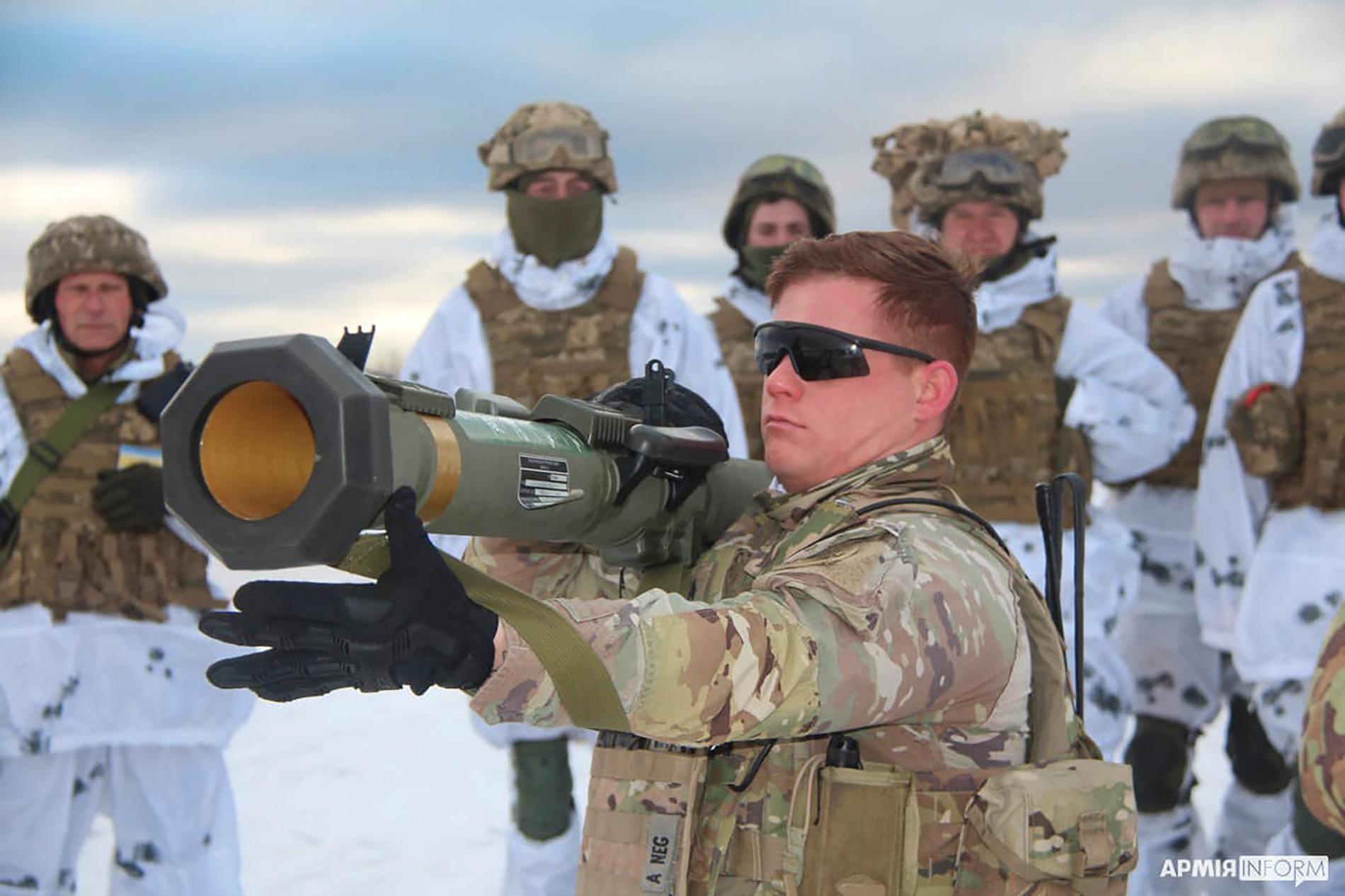 En amerikansk instruktör visar ukrainska soldater hur man hanterar en M141 på den nu bombade militärbasen. Arkivbild januari 2022. 