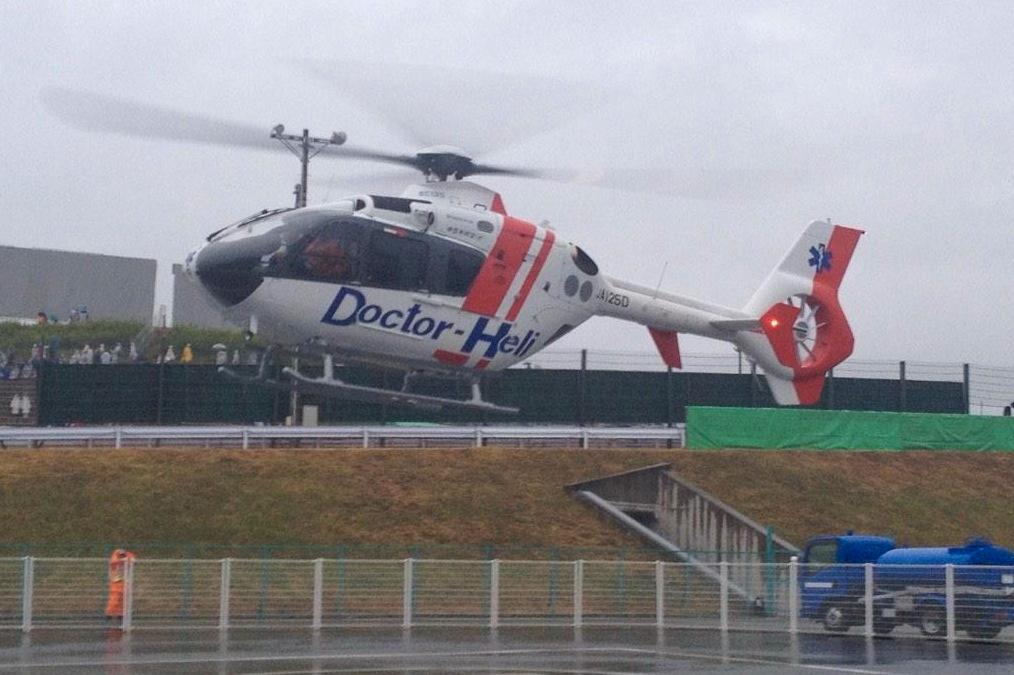 Det var för osäkert med helikopter så Bianchi kördes i stället till sjukhus i vanlig ambulans.