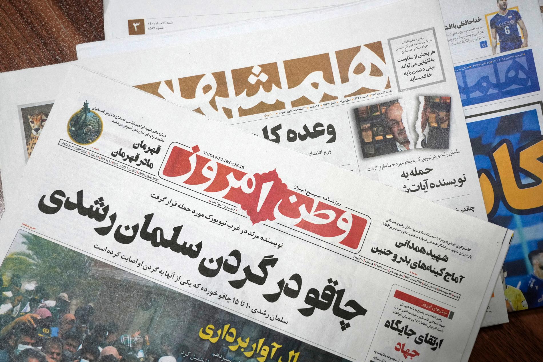 Framsidan på olika iranska tidningar 13:e augusti 2022, dagen efter attacken på Salman Rushdie. Flera konservativa medier har uttryckt jubel efter dådet.