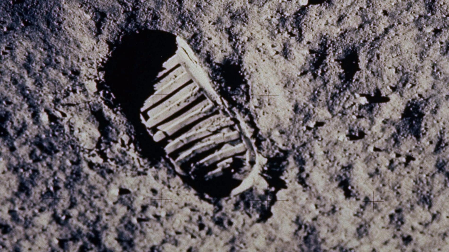 Ett litet steg för en människa, ett gigantiskt kliv för mänskligheten. Den 21 juli 1969 satte människan för första gången sin fot på en främmande himlakropp. Ett historiskt ögonblick.