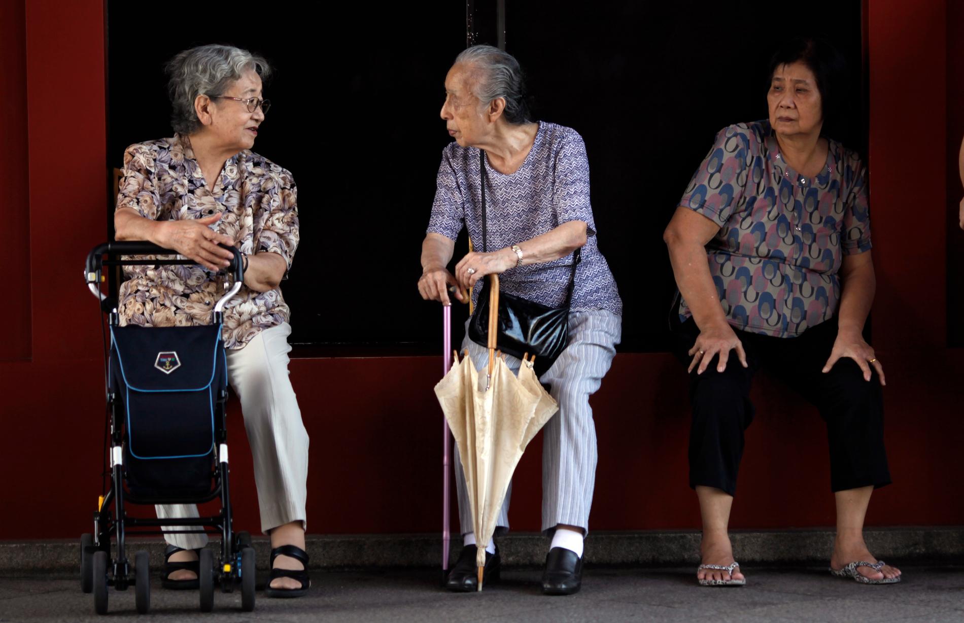Tre äldre kvinnor i Tokyo samtalar med varandra. Japan är ett av de länderna i världen med högst medellivslängd, och bland kvinnor är den förväntade livslängden 88 år, enligt FN. Arkivbild.