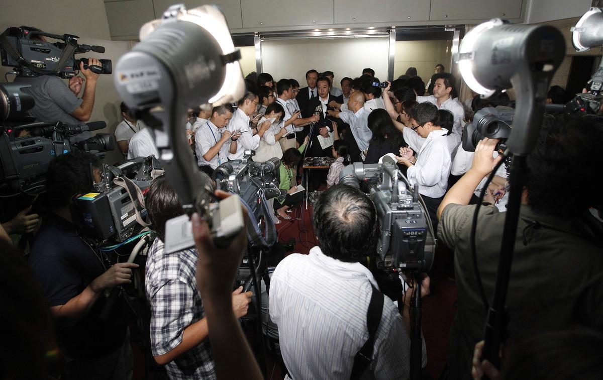 KRISMÖTE Japans hårt pressade finansminister Yoshihiko Noda försökte ge lugnande besked inför en skog av kameror och mikrofoner, strax innan de japanska börserna öppnade – och genast dök med 1.6 procentenheter.