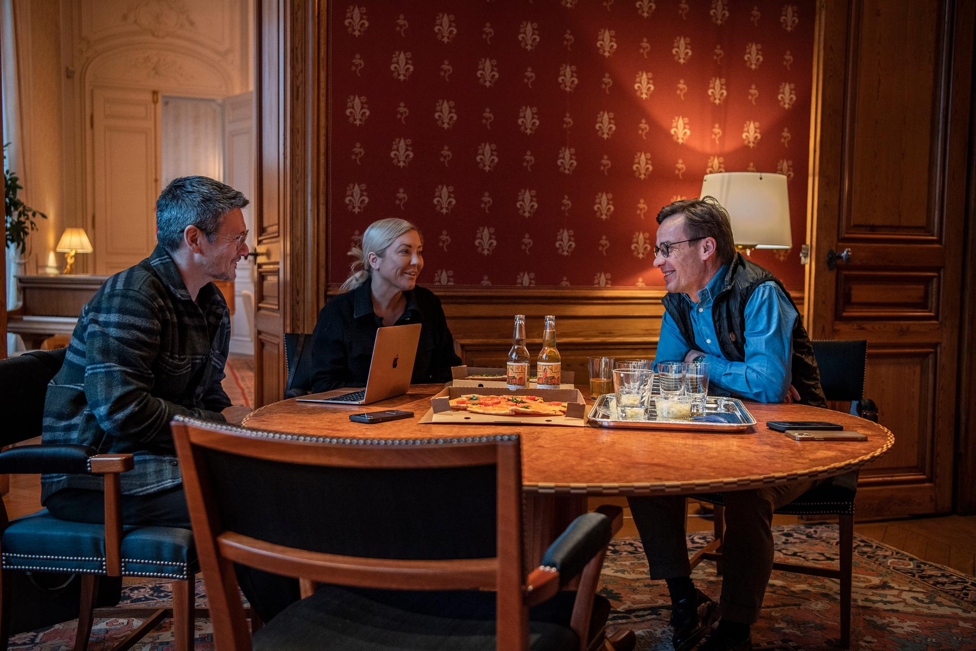 Hans och Anna Shimoda tillsammans med Ulf Kristersson vid matbordet på Sagerska. 