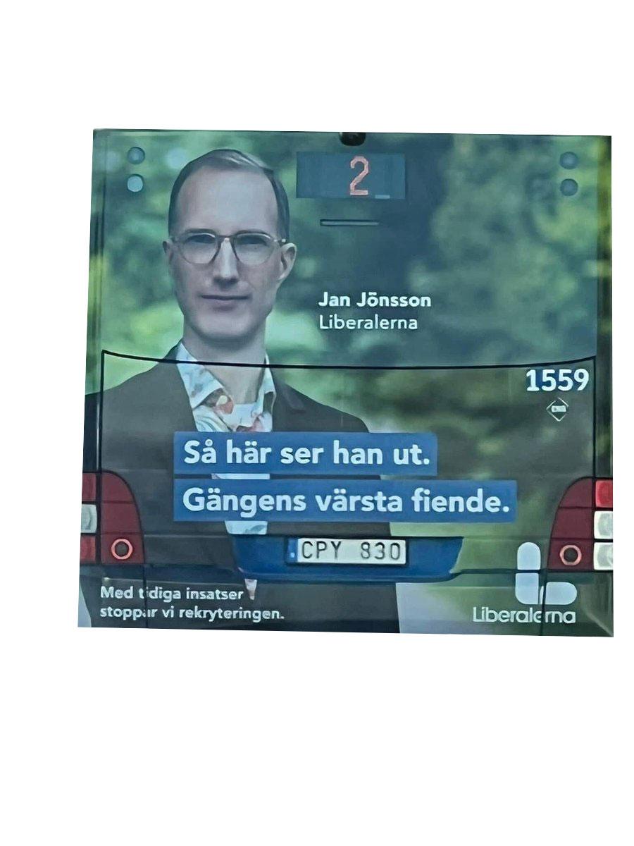 Liberalen Jan Jönssons valaffisch, bakpå en buss.