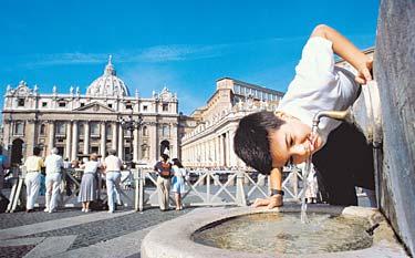 I Vatikanen får du köa med tusentals andra turister. Tur att det alltid finns en fontän i närheten när solen gassar över Rom.