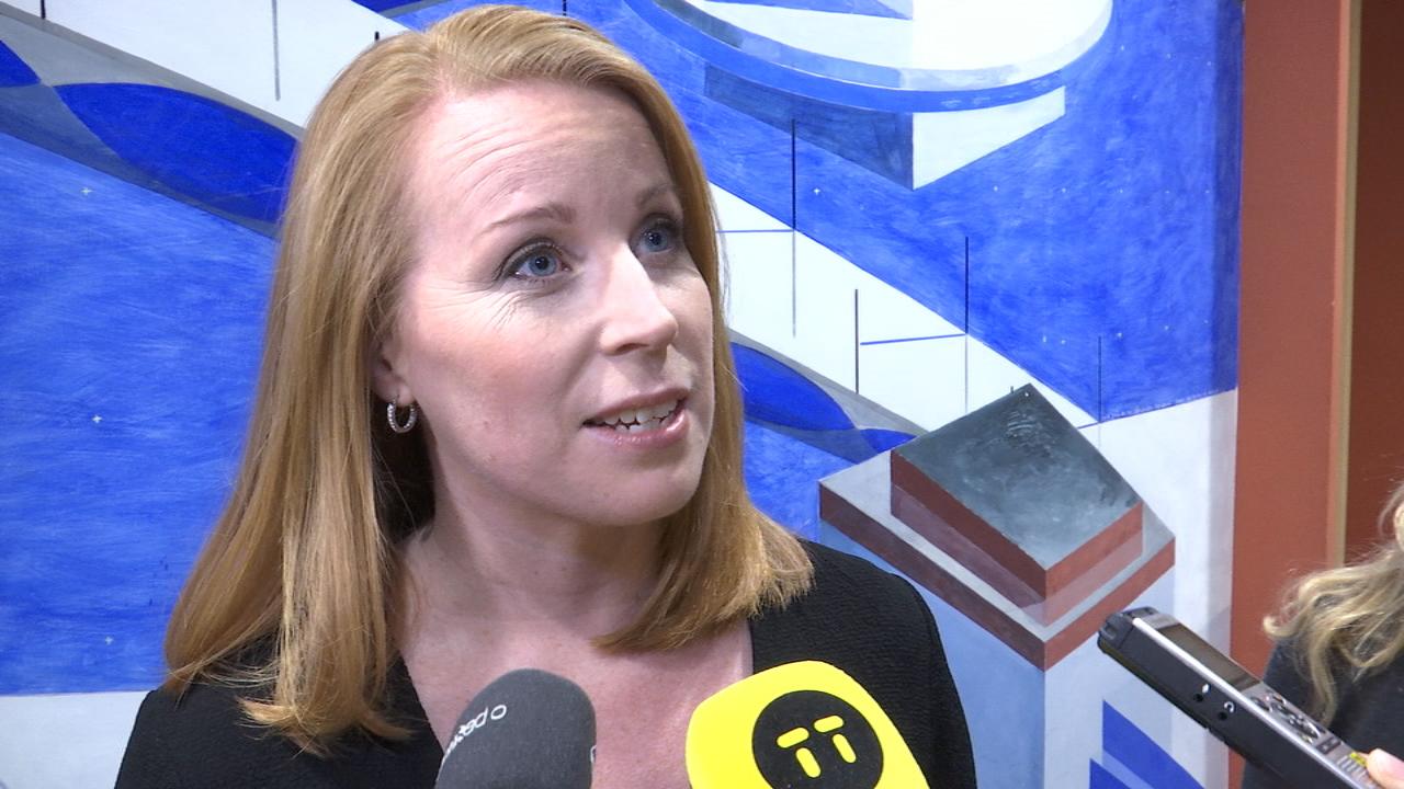 Centerledaren Annie Lööf uppger att Centerpartiet är villiga att överväga att släppa fram S-ledaren Stefan Löfven som statsminister.