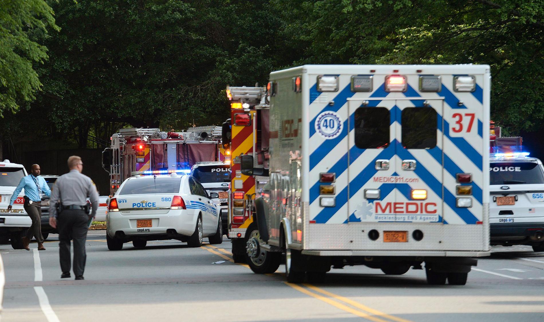 Ambulanser utanför University of North Carolina i Charlotte, USA.
