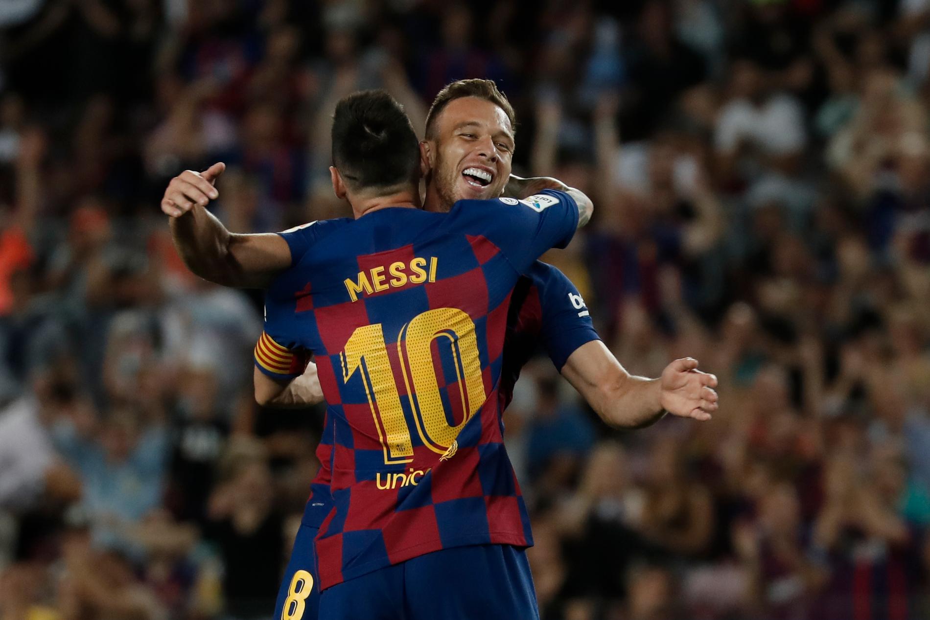 Arthur (vänd mot kameran) firar med Lionel Messi.