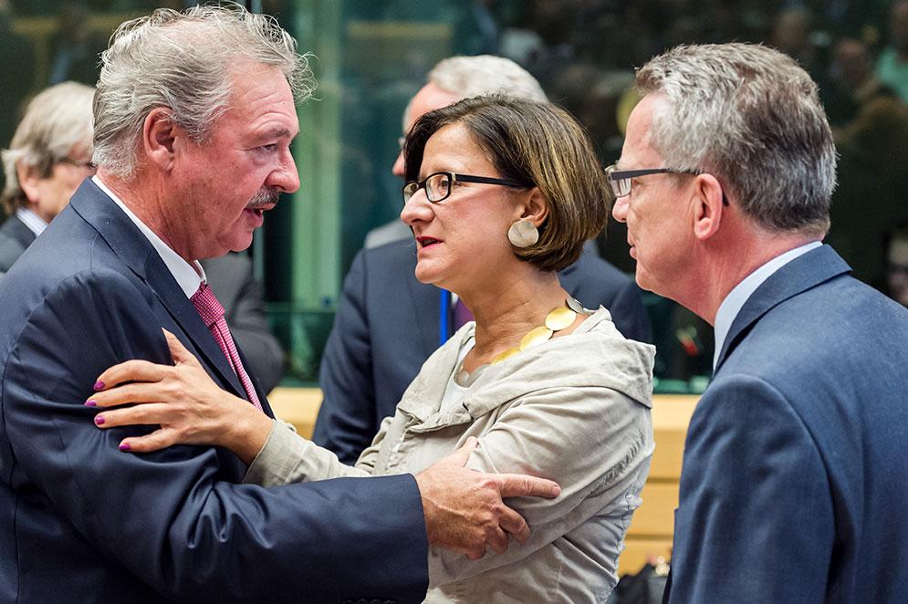 Luxemburgs utrikesminister Jean Asselborn (t vä), i samtal med Österrikes inrikesminister Johanna Mikl-Leitner och tyska inrikesministern Thomas de Maiziere.