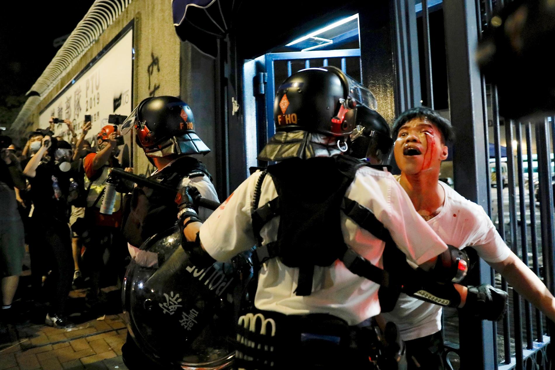 Polisingripandena i Hongkong har kritiserats för övervåld när tårgas och gummikulor använts mot demonstranter, samtidigt som det finns en oro att militära styrkor skulle vara ännu sämre rustade att ta sig an folkliga protester. Bild från 31 juli.