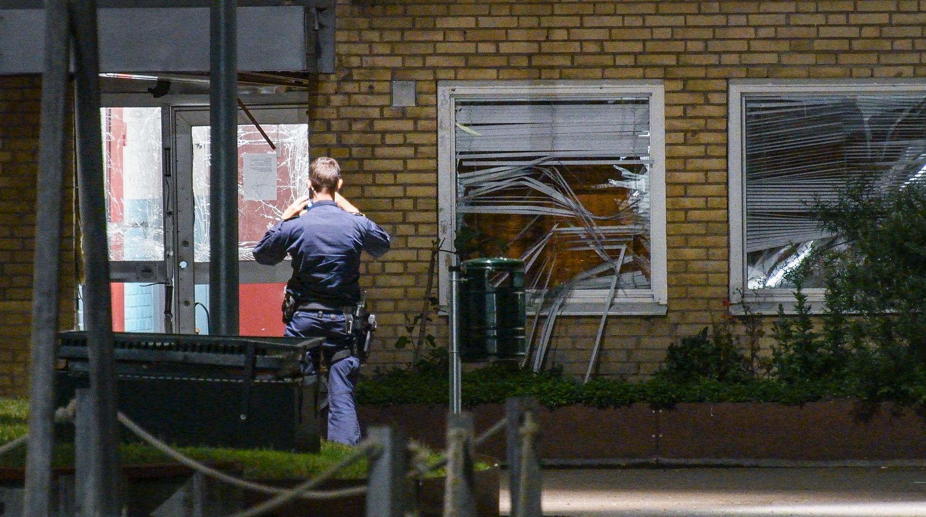 Polis på plats efter en detonation vid en portuppgång på Von Rosens väg på Rosengård i Malmö tidigt på onsdagsmorgonen.