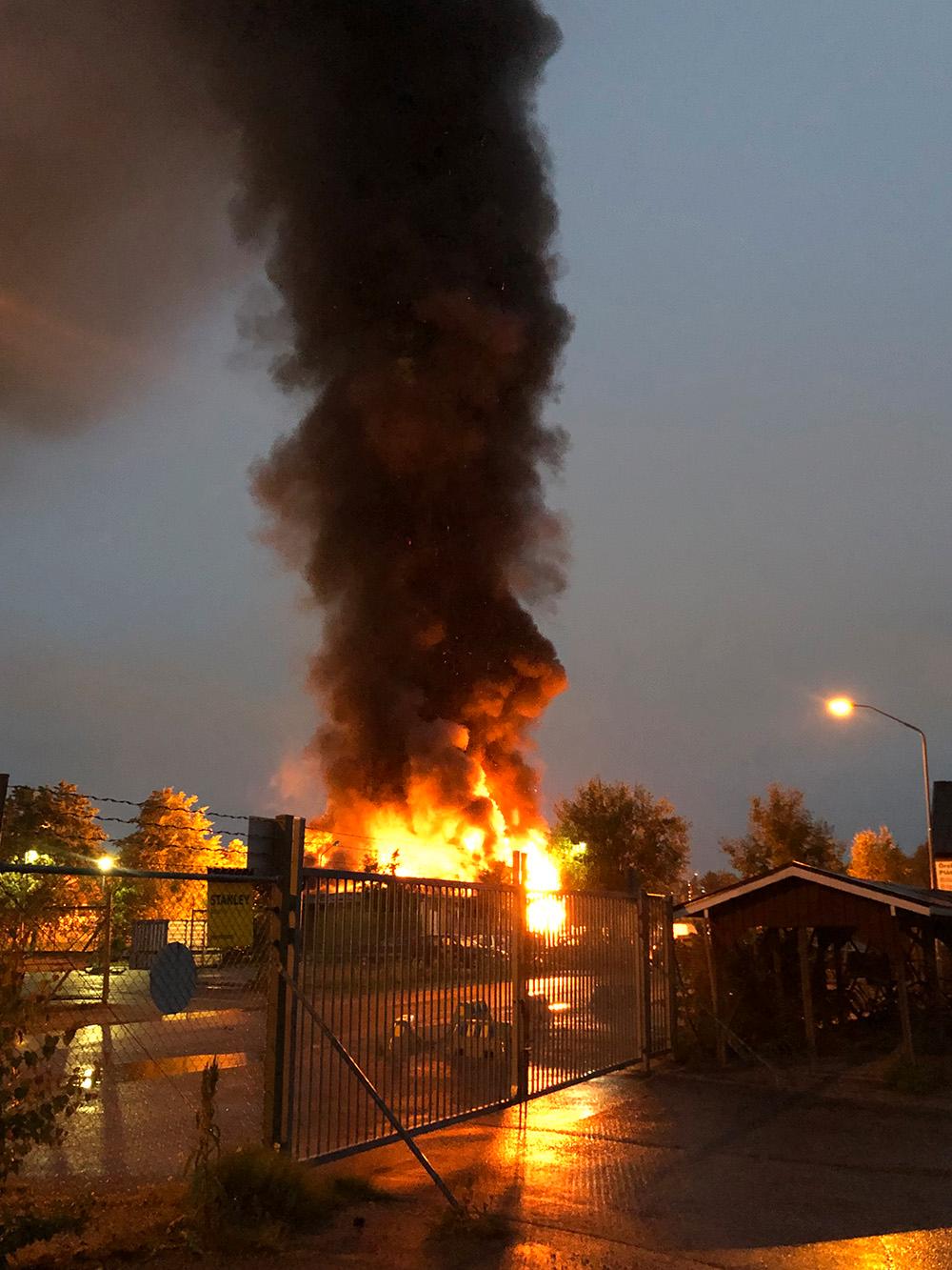 Kraftig brand och rökutveckling efter explosionen i Örebro.