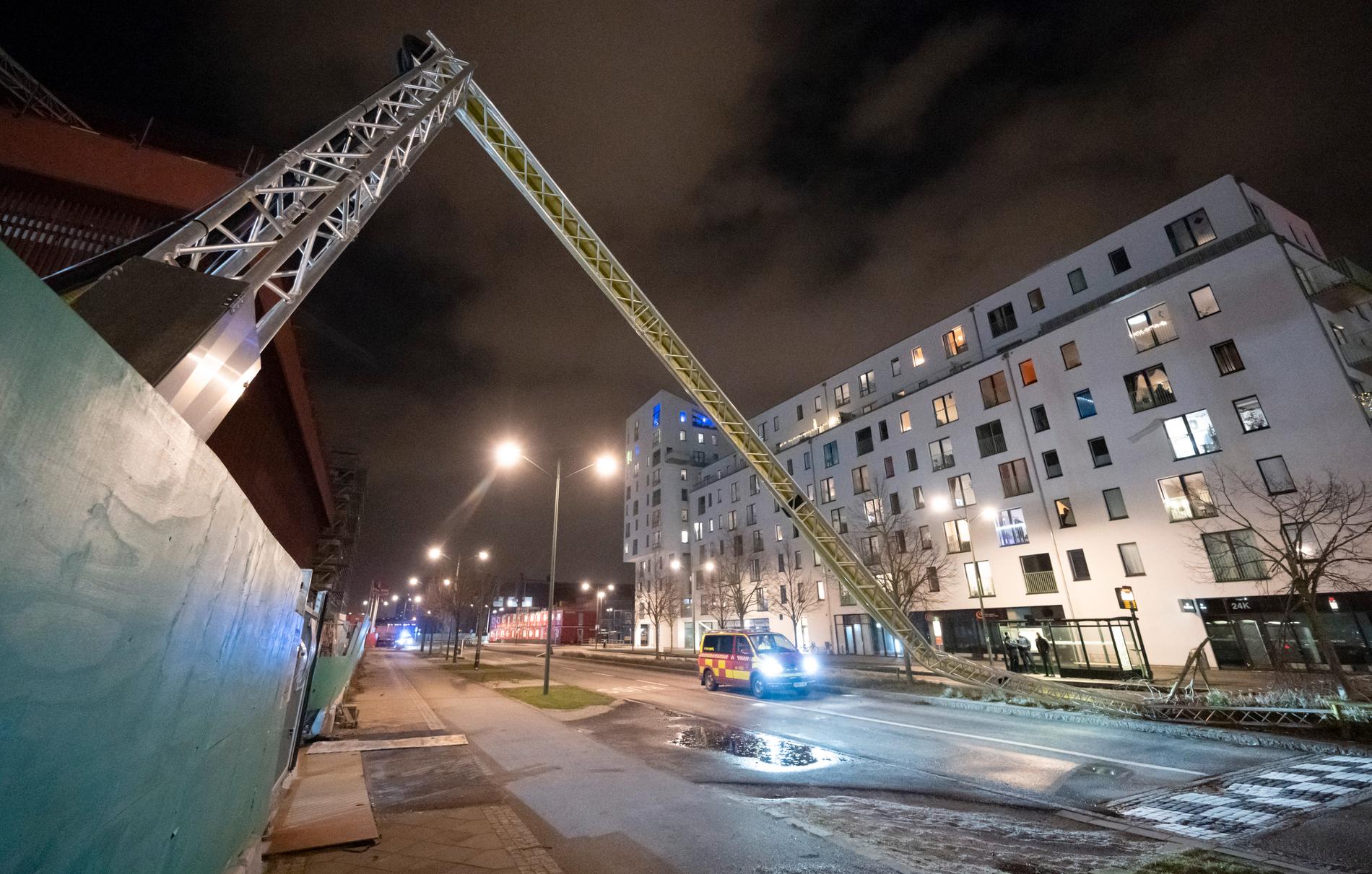 En kabelportal med elledningar till en byggarbetsplats har kollapsat och blockerar en väg i centrala Malmö.