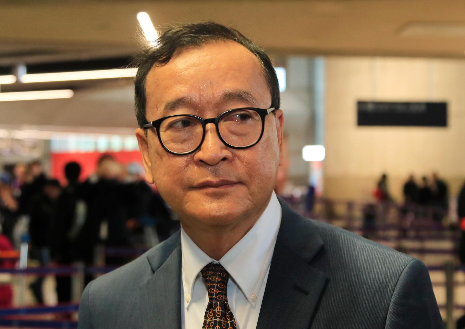 Den kambodjanske oppositionsledaren Sam Rainsy på flygplatsen Charles de Gaulle norr om Paris i torsdags.