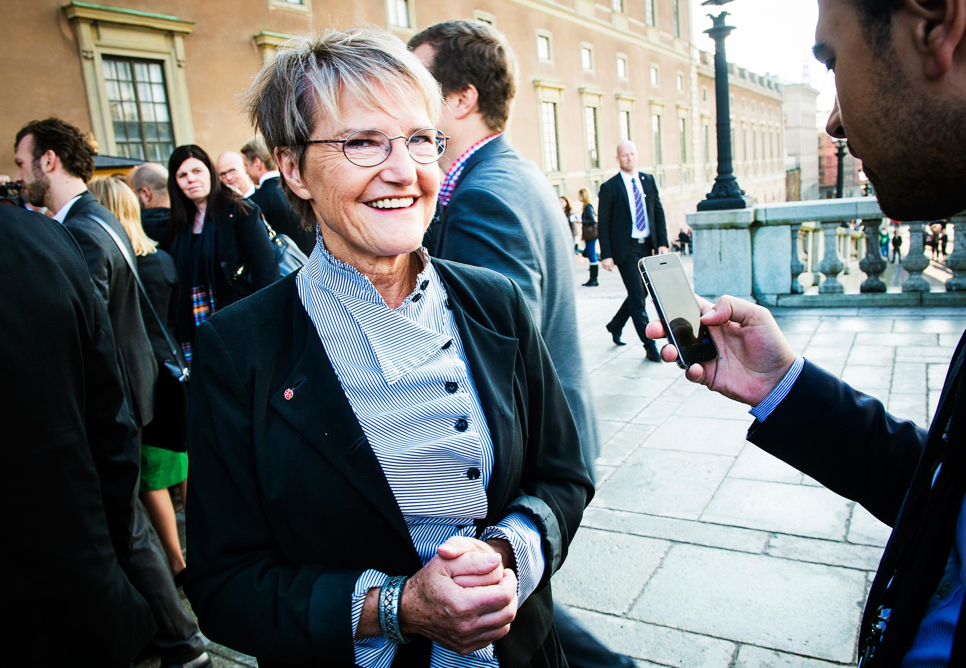 Hon är rikast i Löfvens regering.
Men när hon hade städhjälp på 1980-talet var det svart betalning som gällde. 
– Det var svårt då att få vit städhjälp då, med den byråkrati som man då utlöste med arbetsgivardeklarationer och skatteverks-deklarationer och så vidare, säger nya framtidsministern Kristina Persson.
