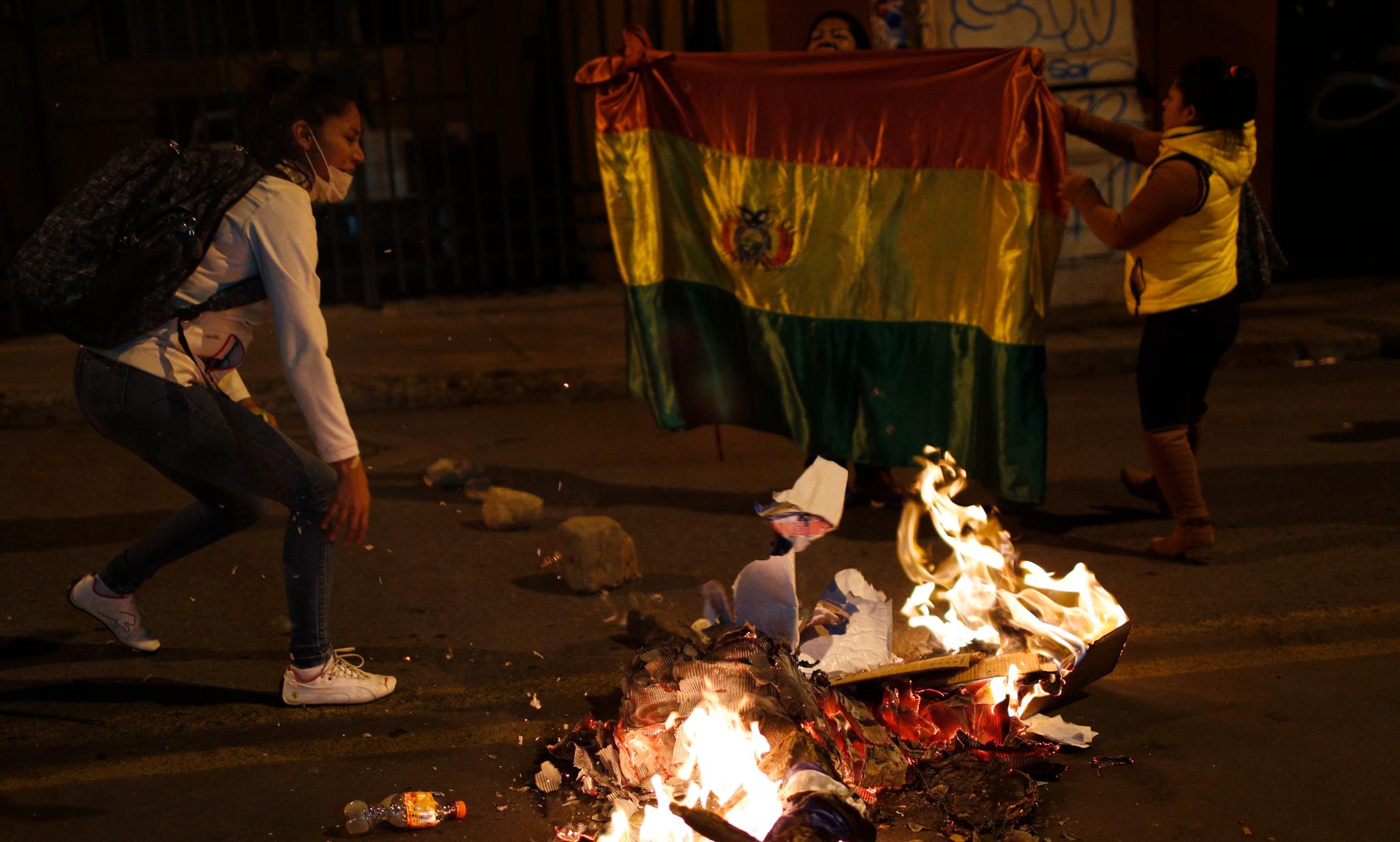 Demonstranter bränner valaffischer utanför valmyndigheten i protest mot resultatet.
