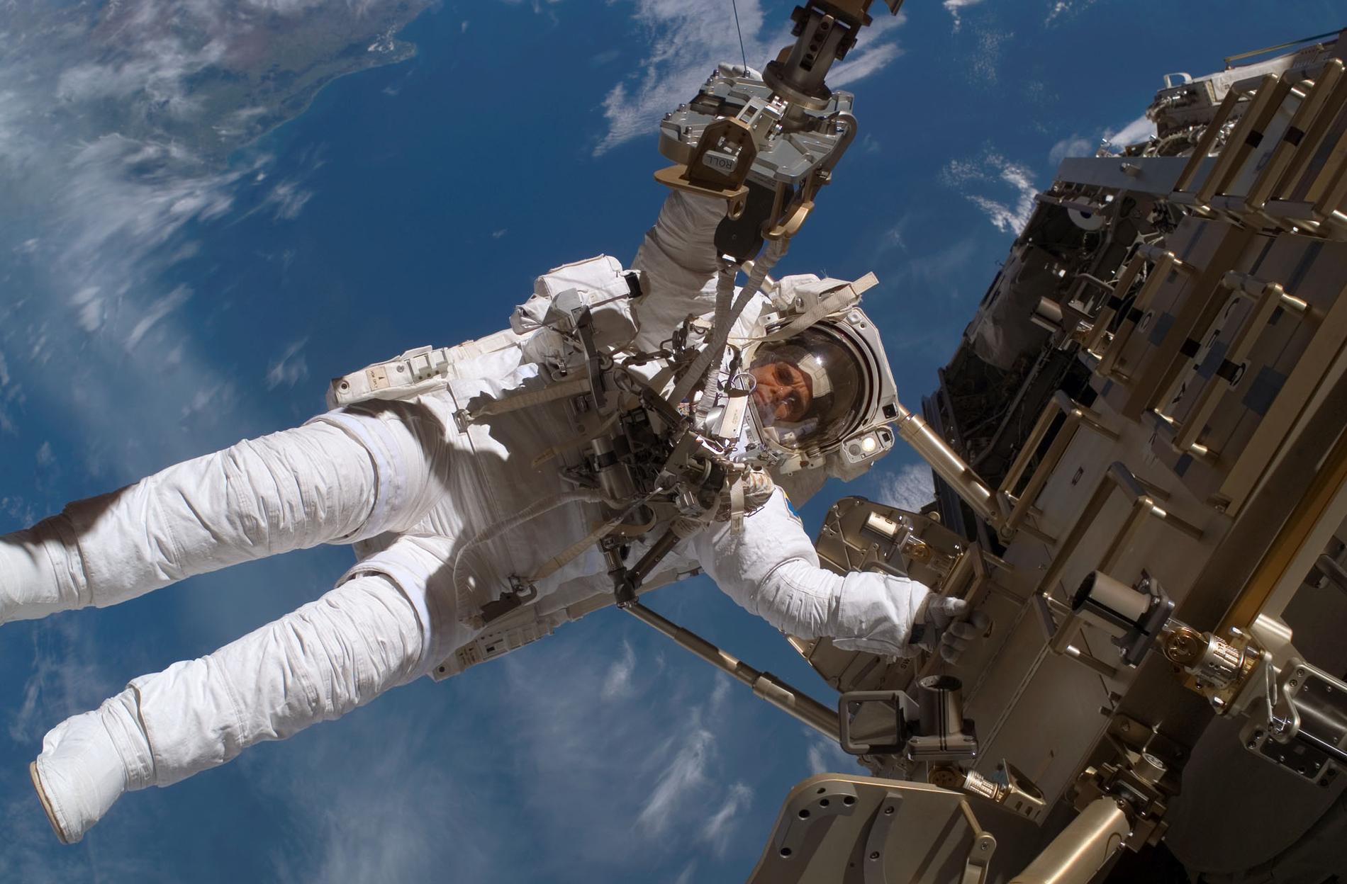 Nasa har lagt ner över 200 miljoner dollar på att ta fram nya rymddräkter, men hittills har resultatet varit klent. Bilden visar Christer Fuglesang under en av promenaderna vid den internationella rymdstationen ISS i december 2006.
