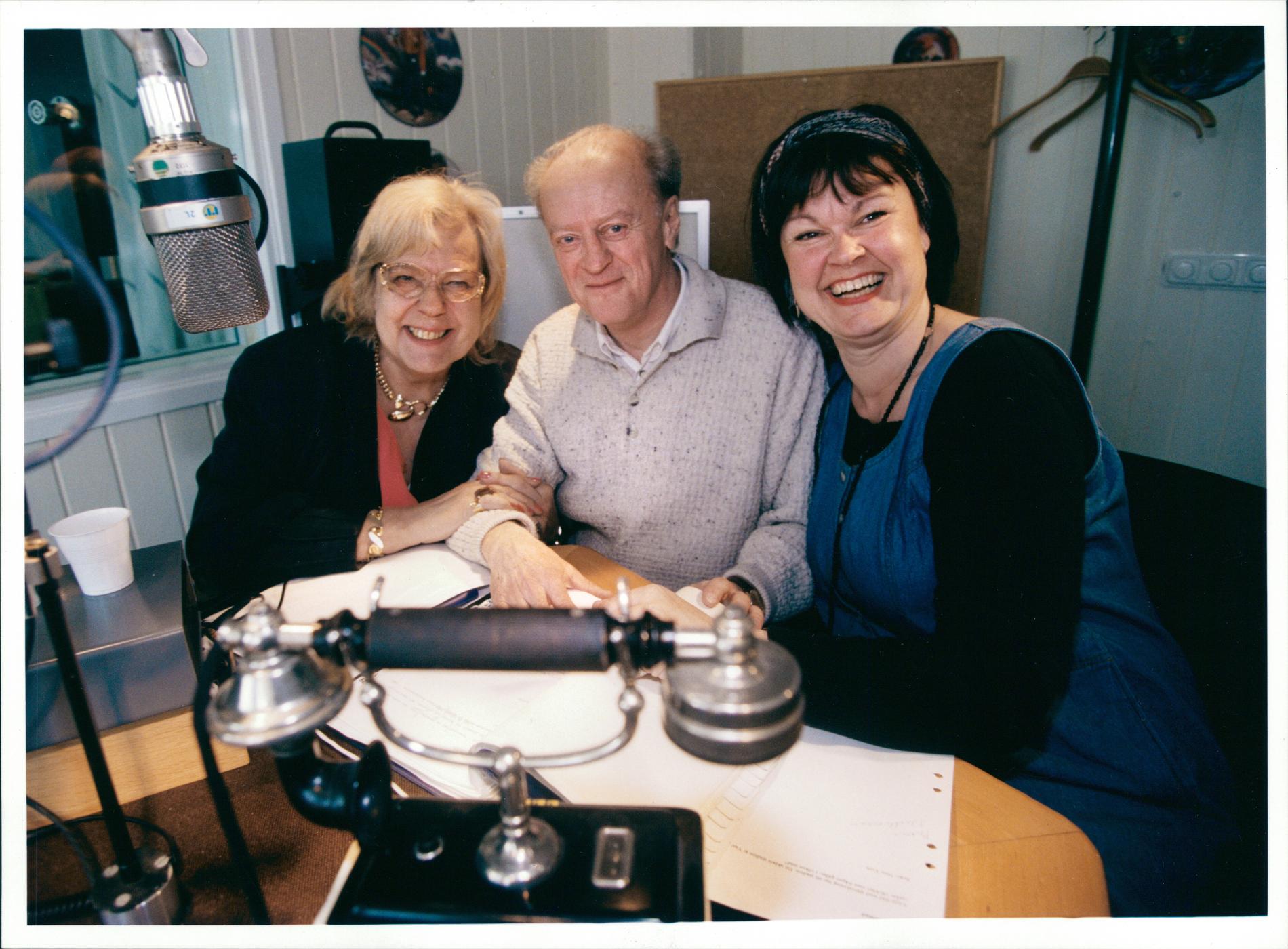  Mona Krantz och Thord Carlsson ledde radioprogrammet "Ring så spelar vi" från 1989 till 1996, då de båda gick i pension, här lämnar de över programmet till Lisa Syrén.