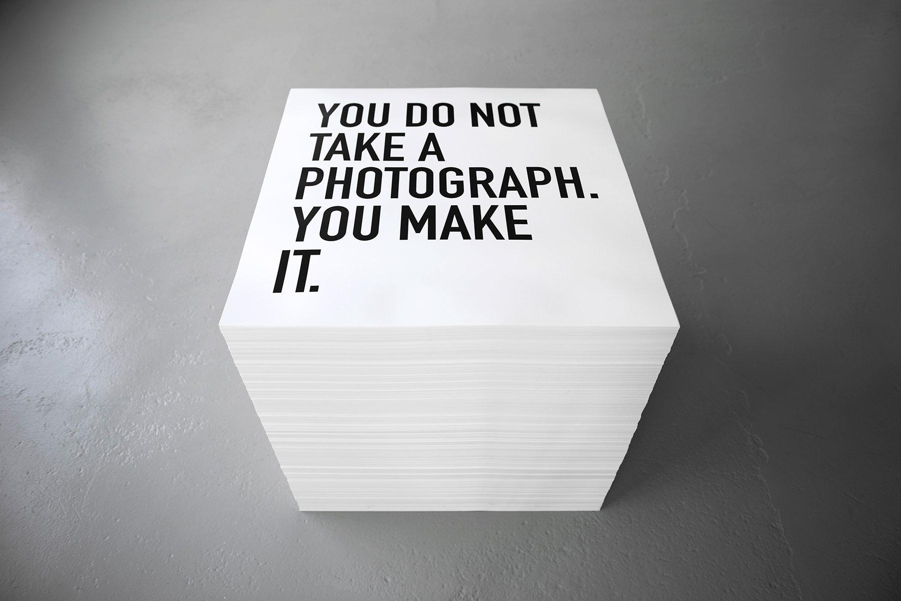 Alfredo Jaar arbetar ofta med trycksaker: "Du tar inte ett fotografi, du gör det" gjordes 2013. Pressbild.
