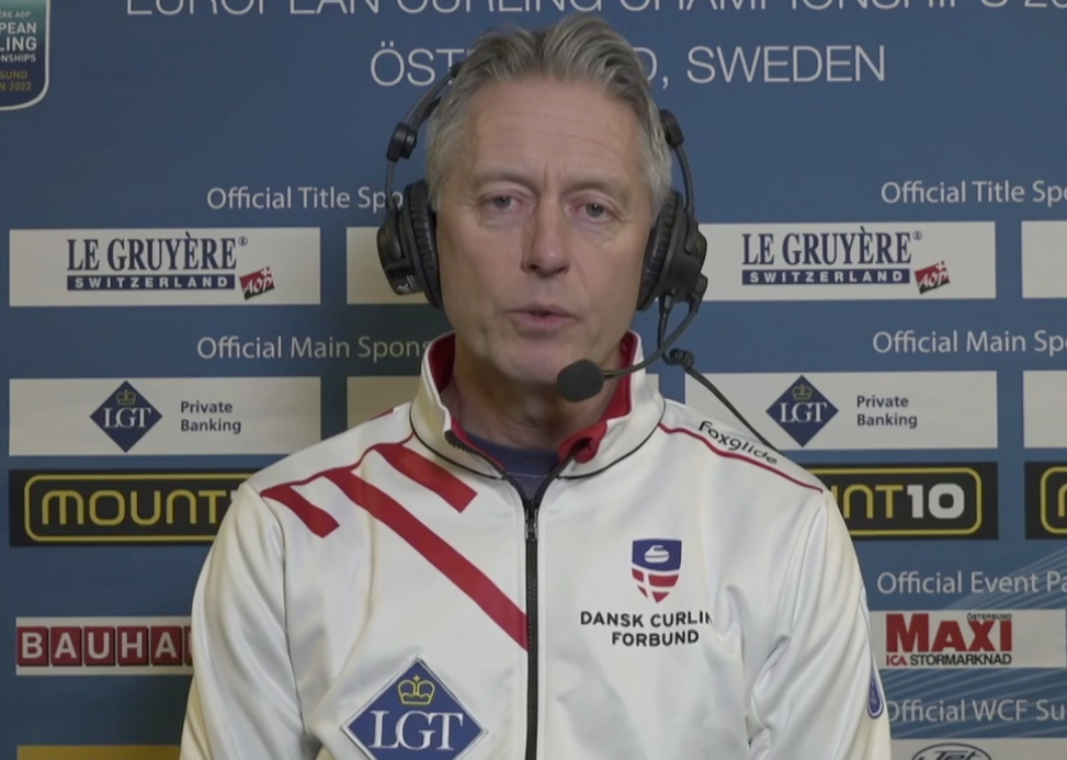 Peja Lindholm uppmanade Danmarks spelare att inte vara rädda mot Sverige.