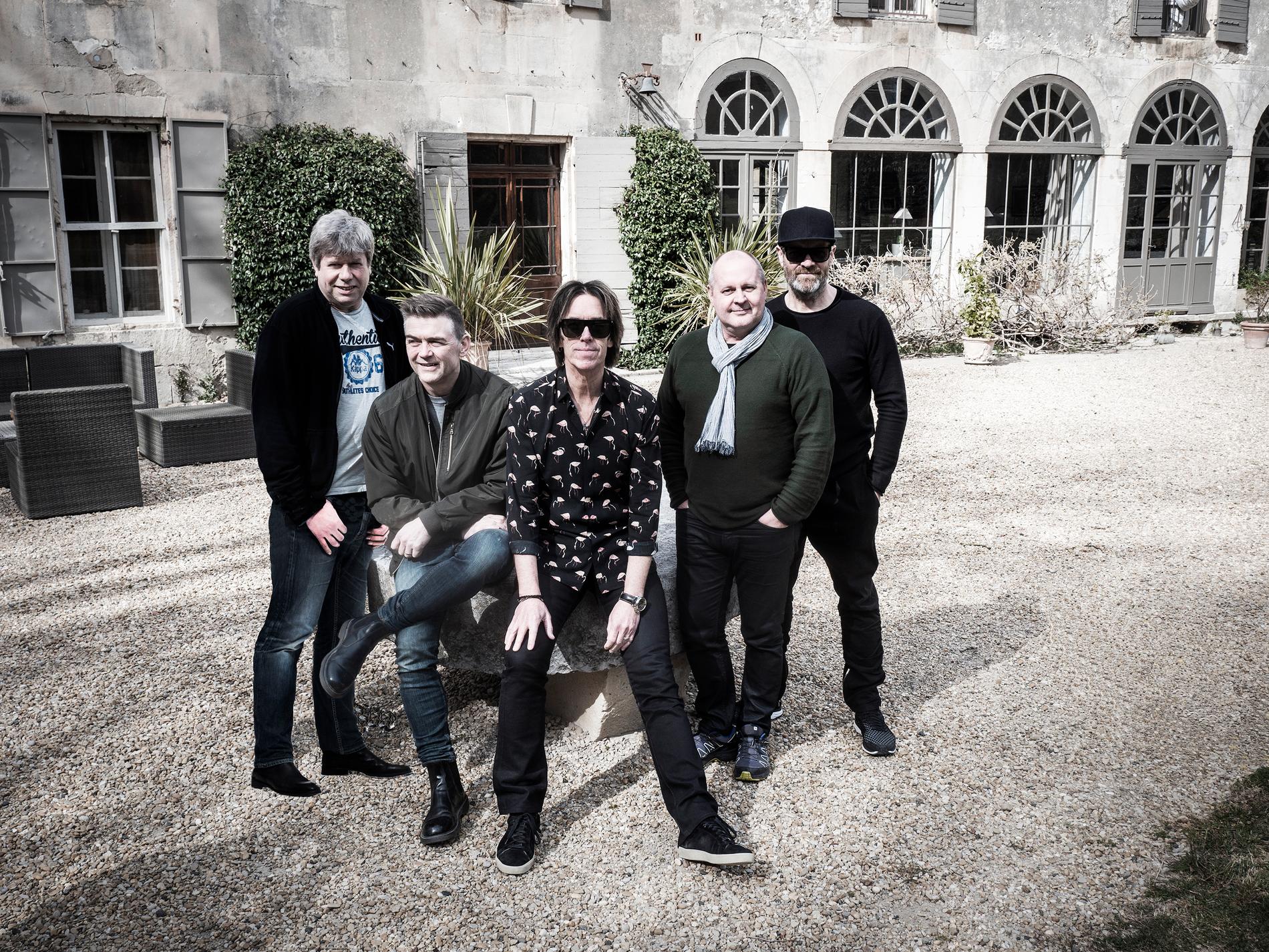Fem grabbar från Halmstad utanför studion i södra Frankrike, där de lyxat till det och spelat in sin allra sista skiva.