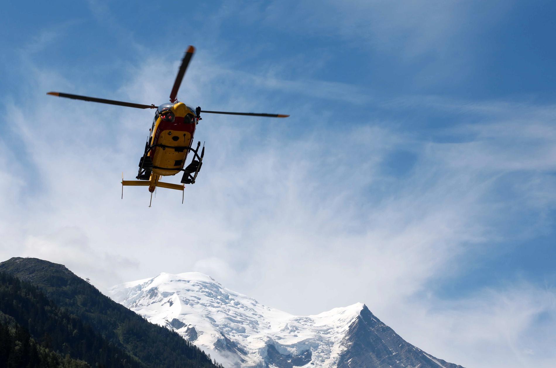 En räddningshelikopter landar i Chamonix i franska Alperna. Arkivbild.