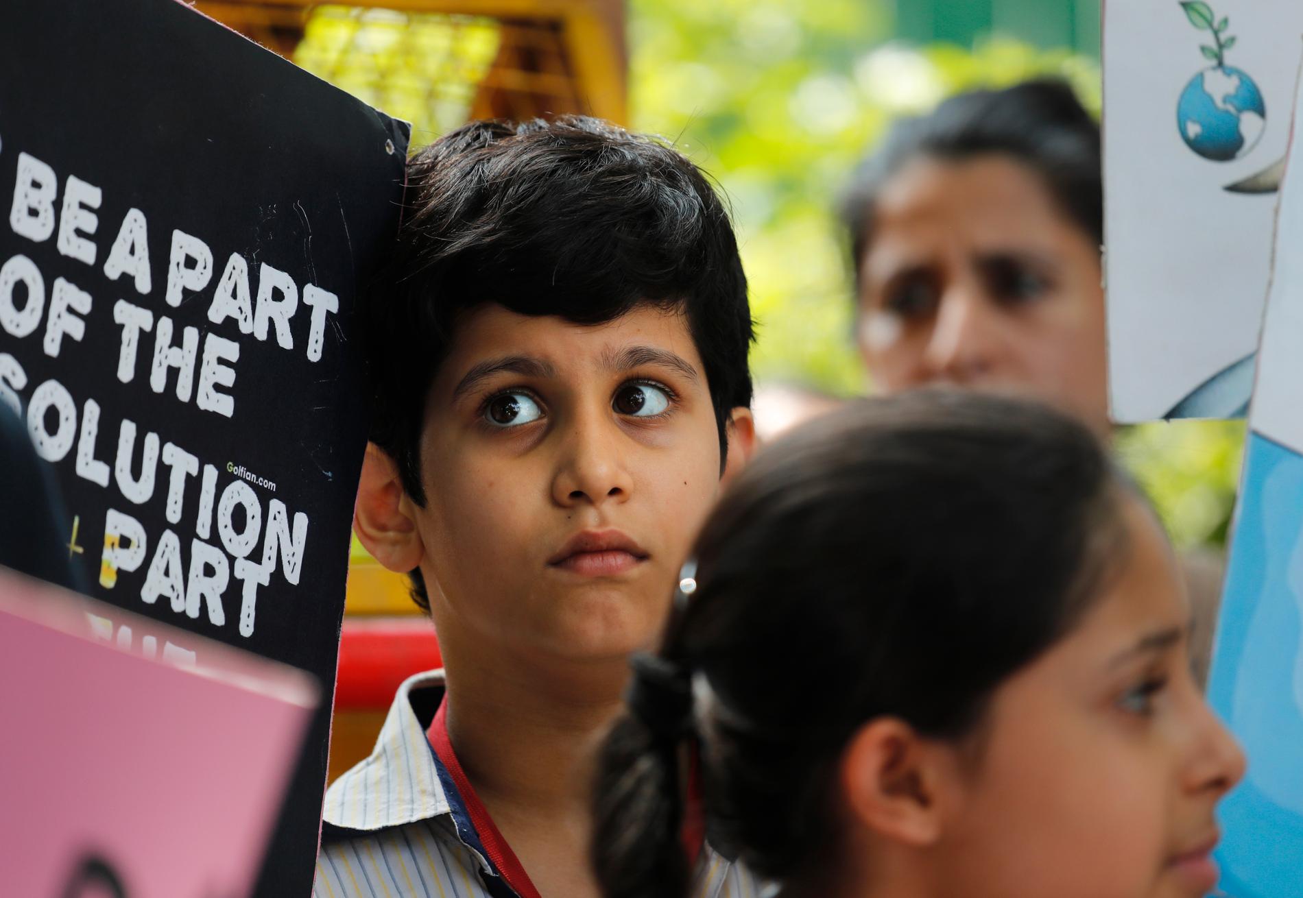 Unga demonstranter samlas i New Delhi i Indien för att demonstrera för klimatet.