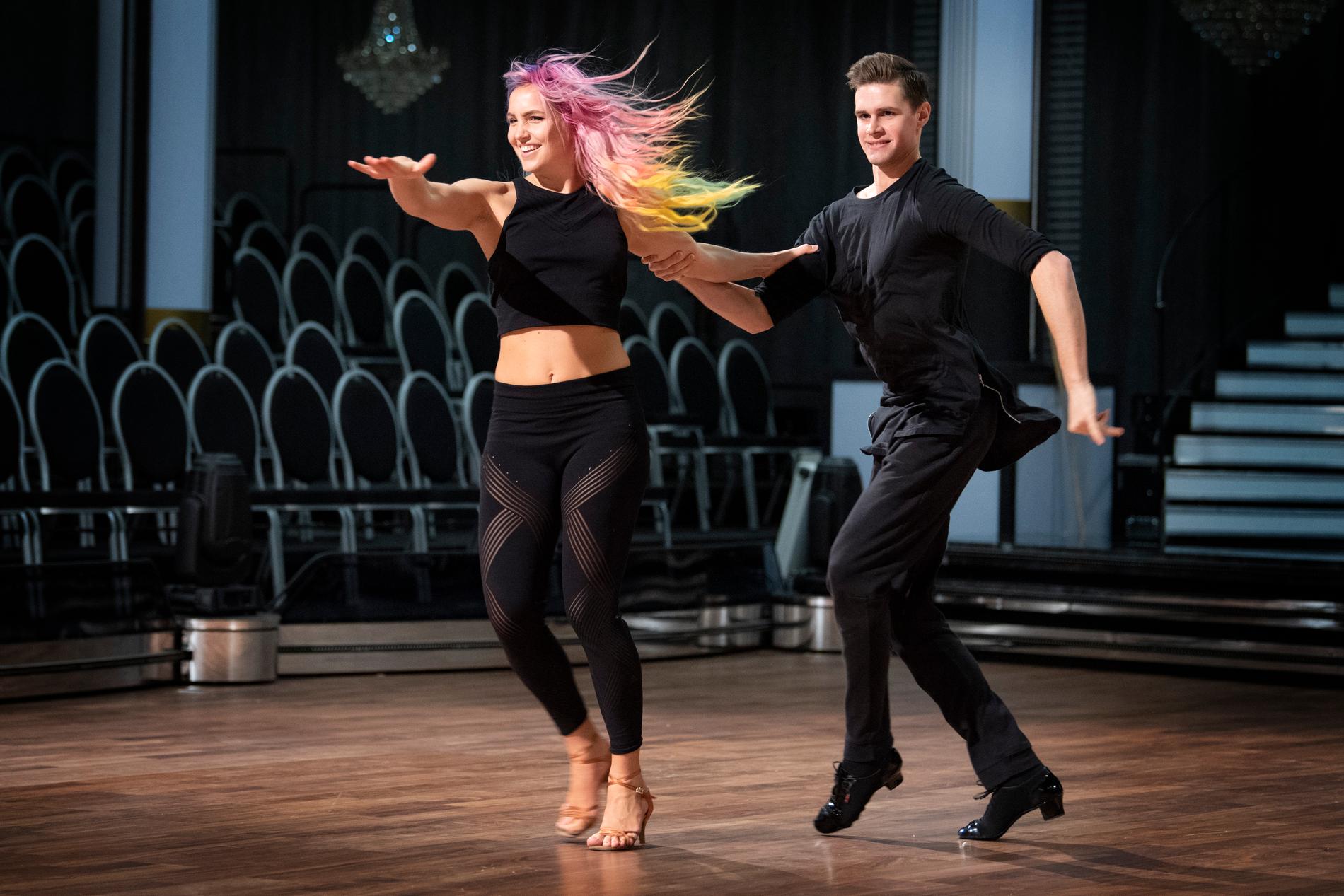 Linnéa Claeson tillsammans med danspartnern Jacob Persson under repetitionerna inför säsongspremiären av "Let's dance".