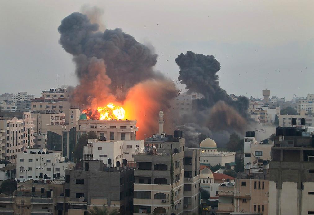 Anfaller ovanifrån  Israels bombregn över Gaza har hittills kostat 133 palestinier livet. Närmare 1 000 personer har skadats.