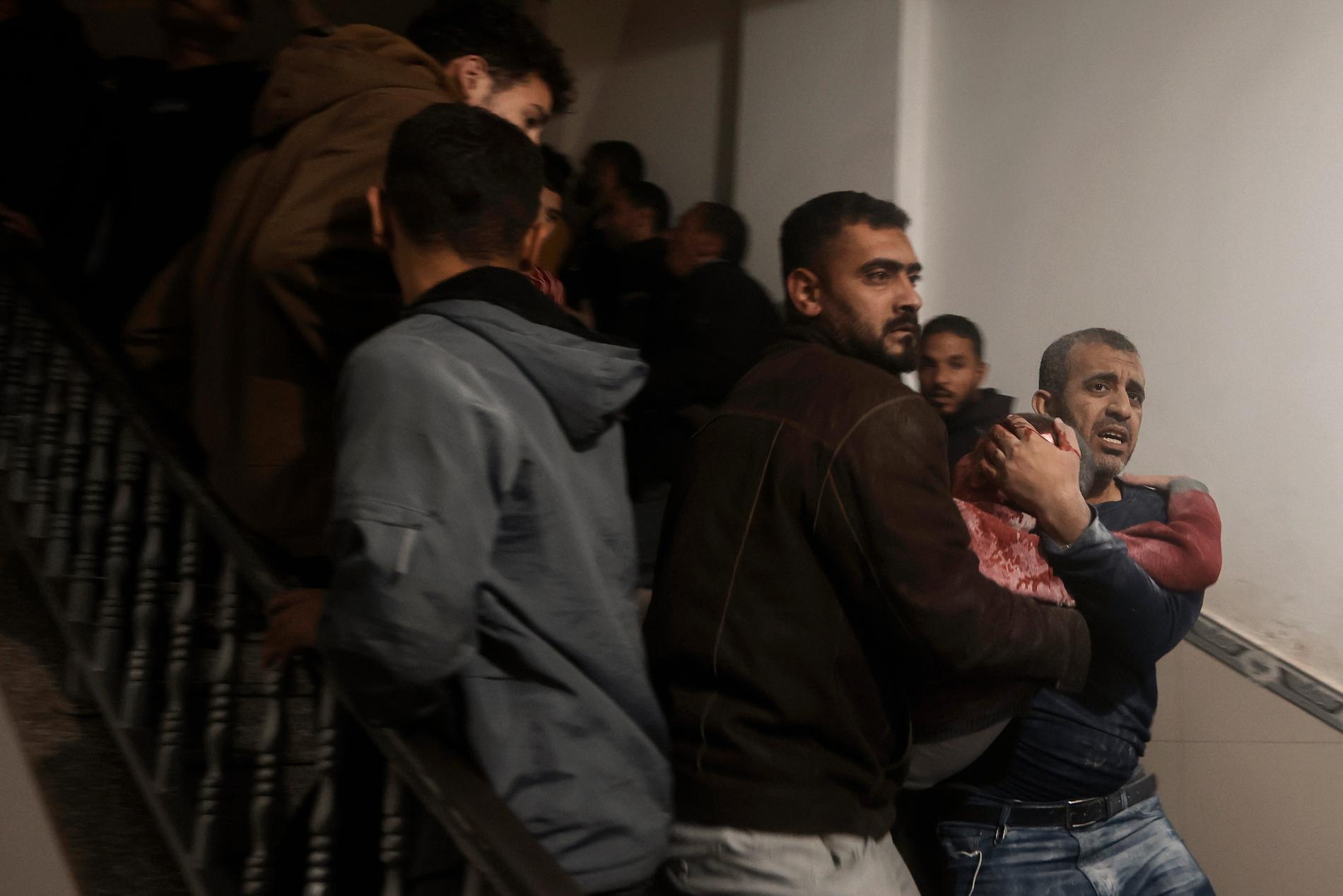 Bild från ett tidigare tillfälle när palestinier beordrades att evakuera Nassersjukhuset.