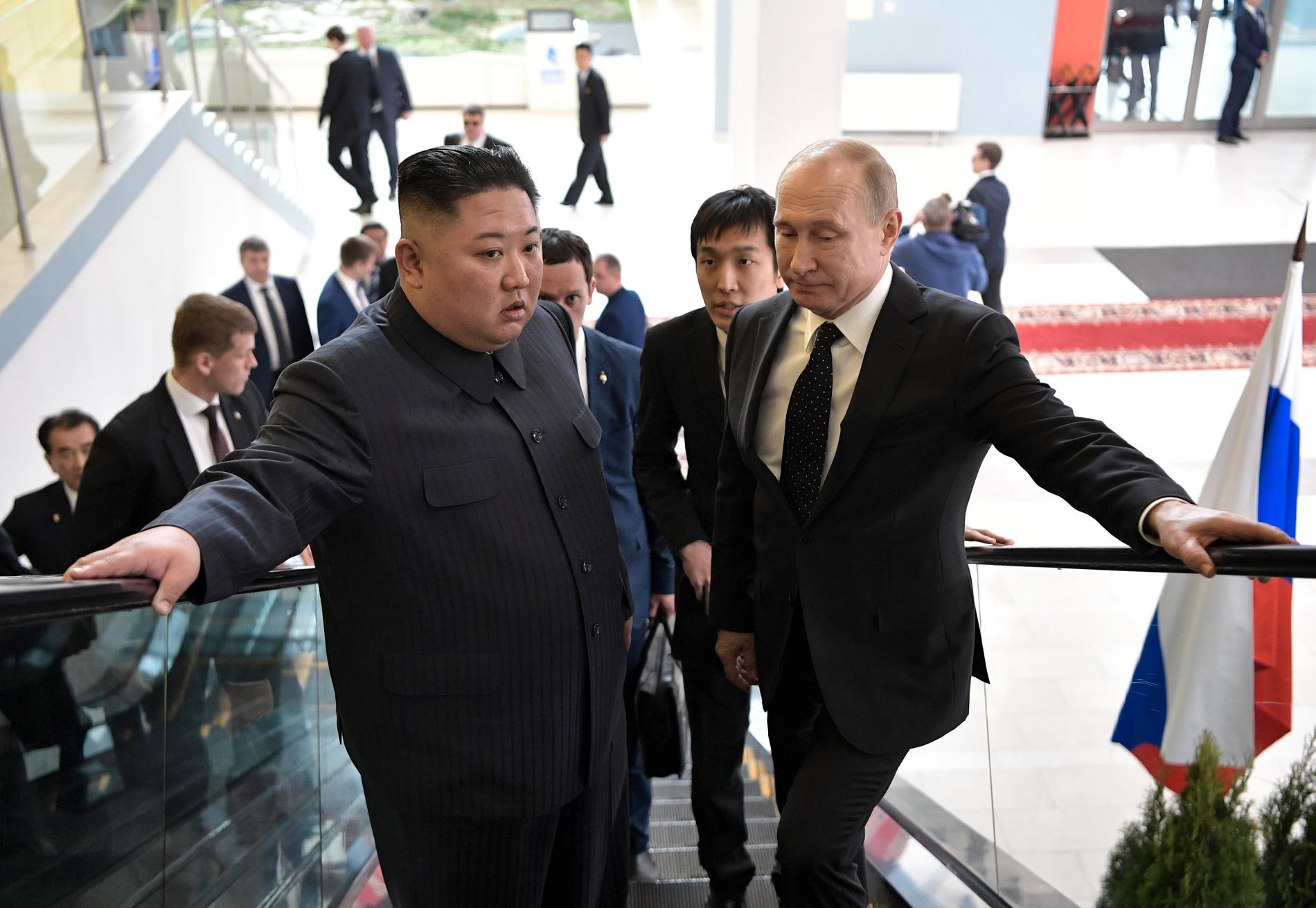 Putin och Kim på väg till mötet, där de samtalade under närmare två timmar på tu man hand.