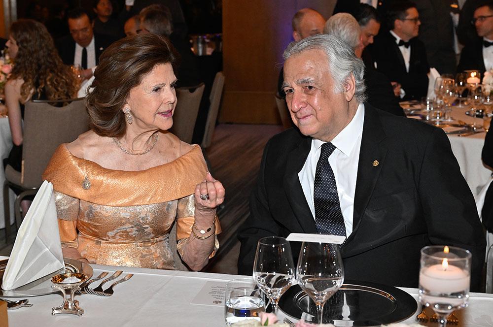I samband med kungaparets statsbesök i Mexiko bjöds ett hundratal gäster på bankett på JW Marriott Hotel i Mexiko City. Drottning Silvia hade turistminister Miguel Torruco Marqués till bordet. 