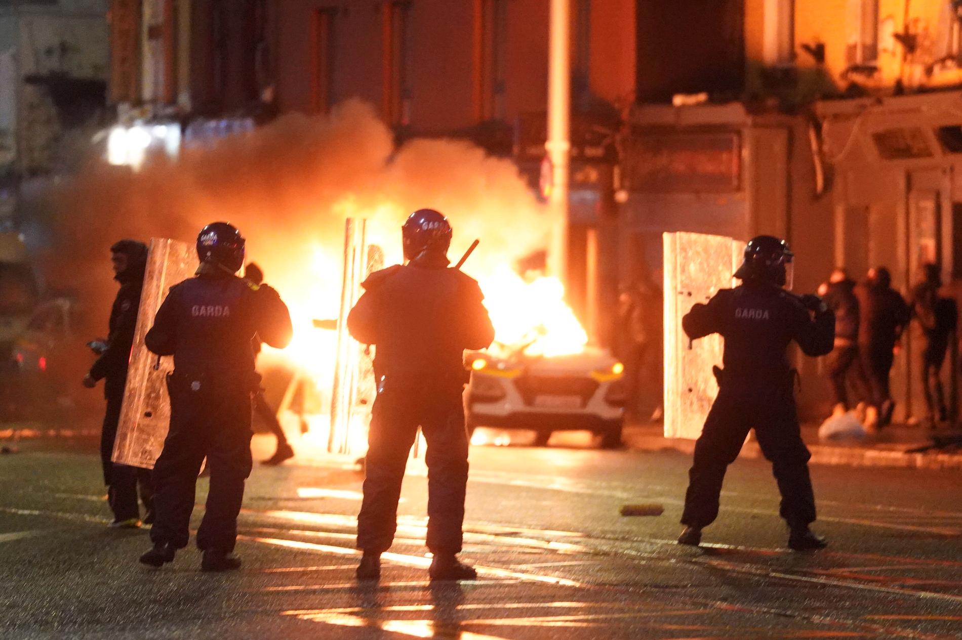 Fordon sattes i brand i centrala Dublin i samband med våldsamheterna.