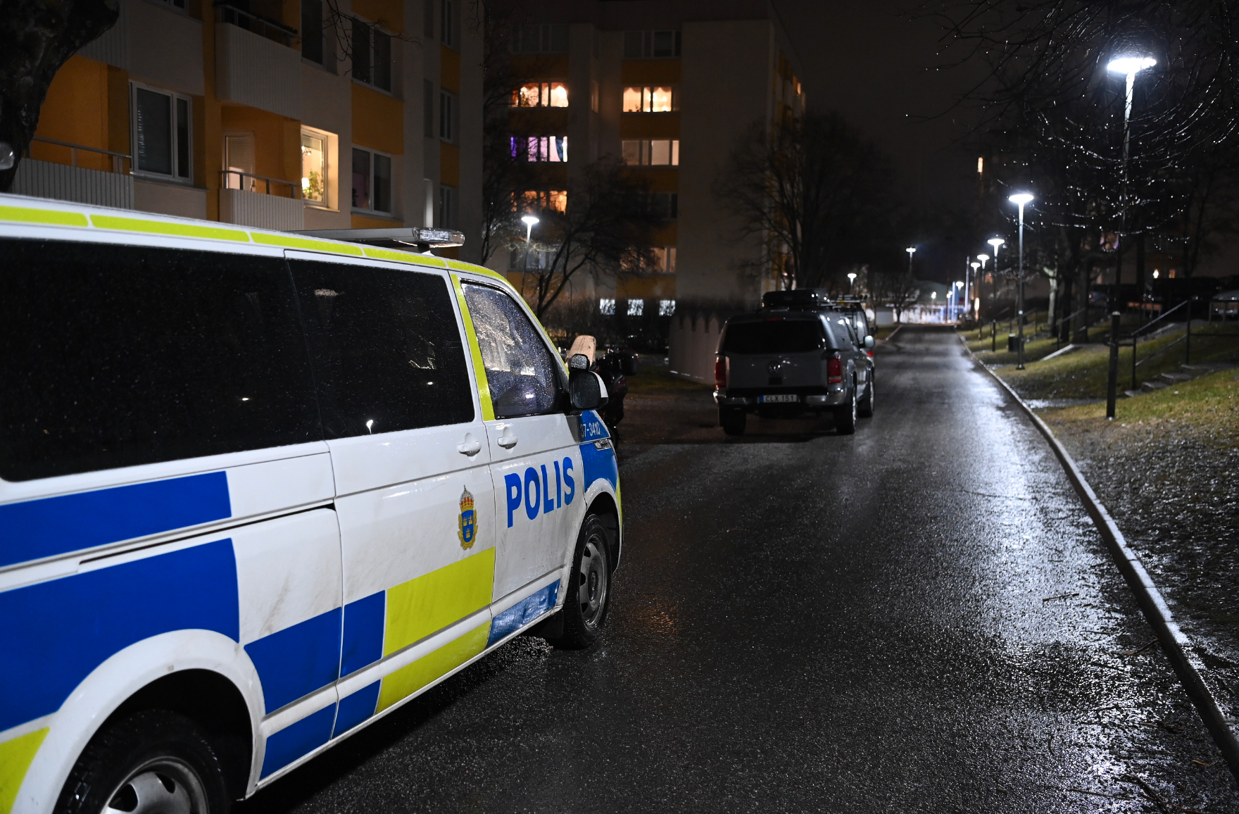 Den misstänkta brottsplatsen är i ett flerfamiljshus i Skogås i Huddinge. Polisen spärrade av området efter insatsen.