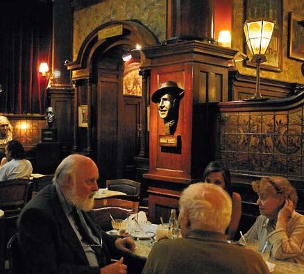 På café Tortoni vid Plaza del Mayo är inredningen från 1800 talet intakt.